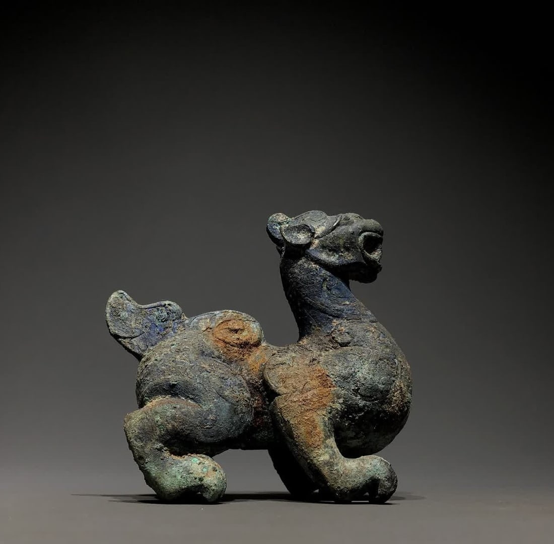 A Warring States period peacock blue exorcism divine beast: A peacock blue mythical beast that warded off evil during the Warring States period SIZE: D:12cm W:7cm H:11cm W:0.8kg (The Dimensions Of All Batches Are Manually Measured.If You Need More Detailed Inf
