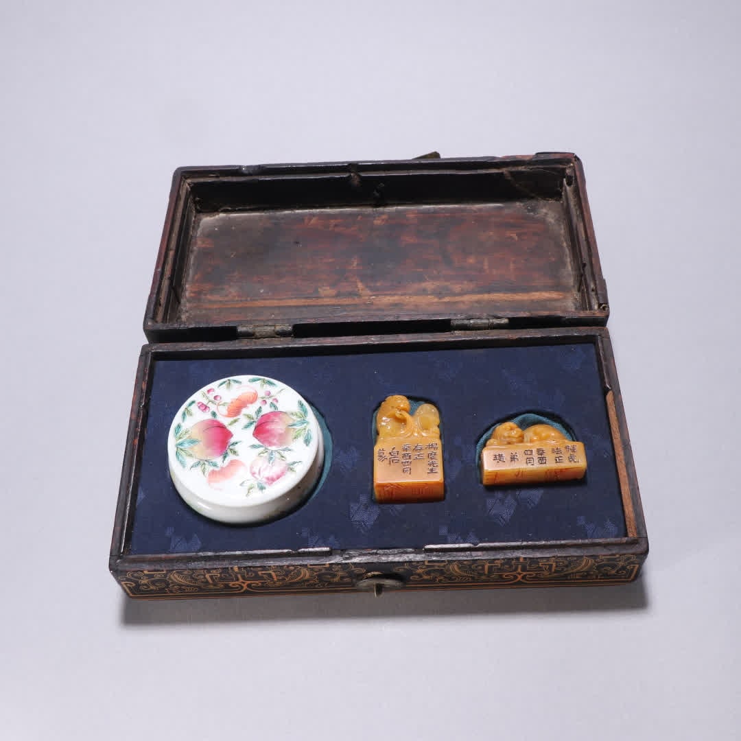 One set: Baishi stamp Tianhuang stone seal with ink paste box: Baishi stamped Tianhuang stone seal with a seal paste box SIZE: Seal H: 5cm W: 2.8cm Single W: 57.1g (The Dimensions Of All Batches Are Manually Measured.If You Need More Detailed Information, Please 