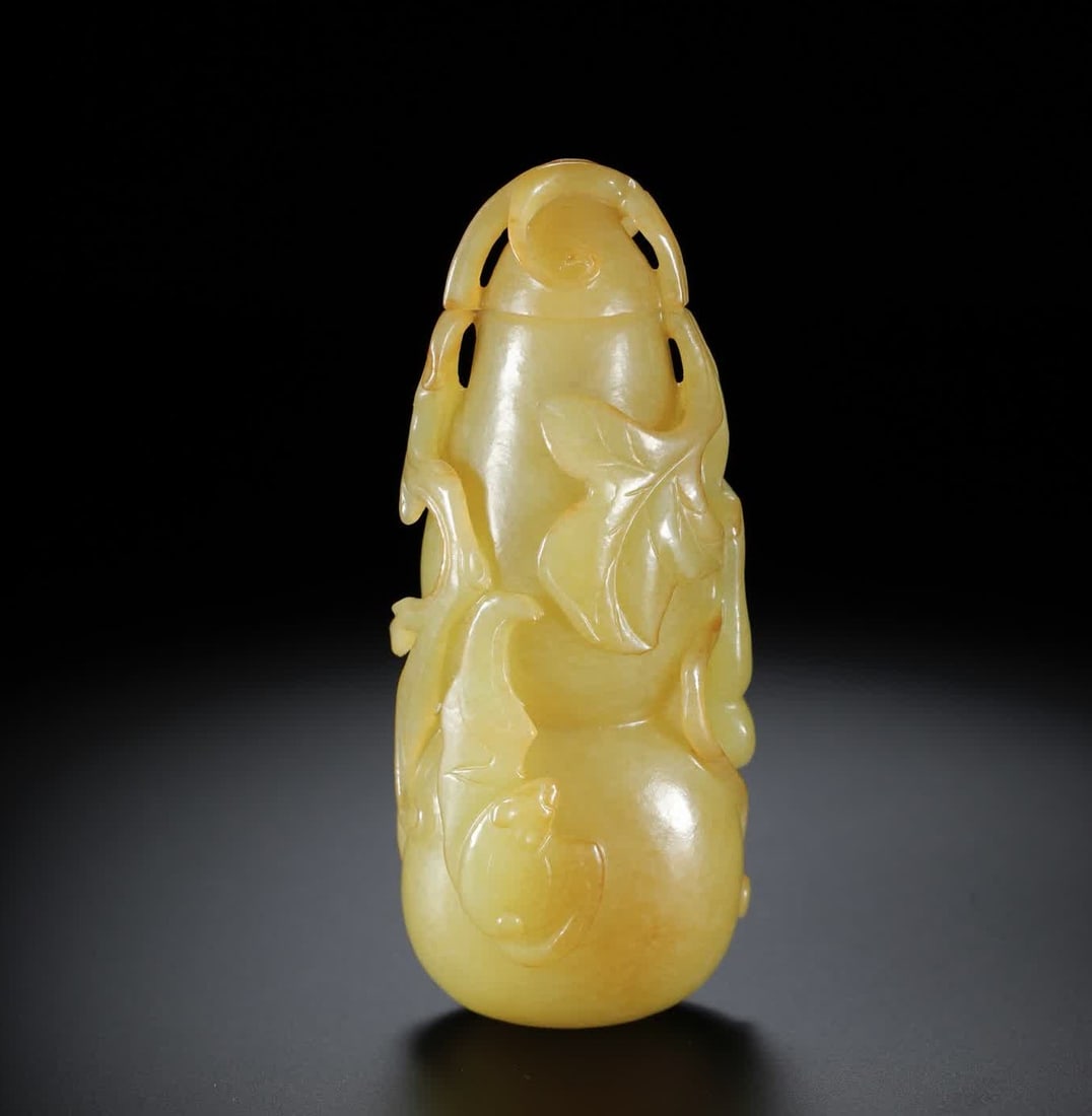 A Qing Dynasty Hetian yellow jade gourd vase: Qing Dynasty Hetian yellow jade gourd vase SIZE: 8.2x3.5x2.6cm W:59g (The Dimensions Of All Batches Are Manually Measured.If You Need More Detailed Information, Please Contact Our Customer Service Bef