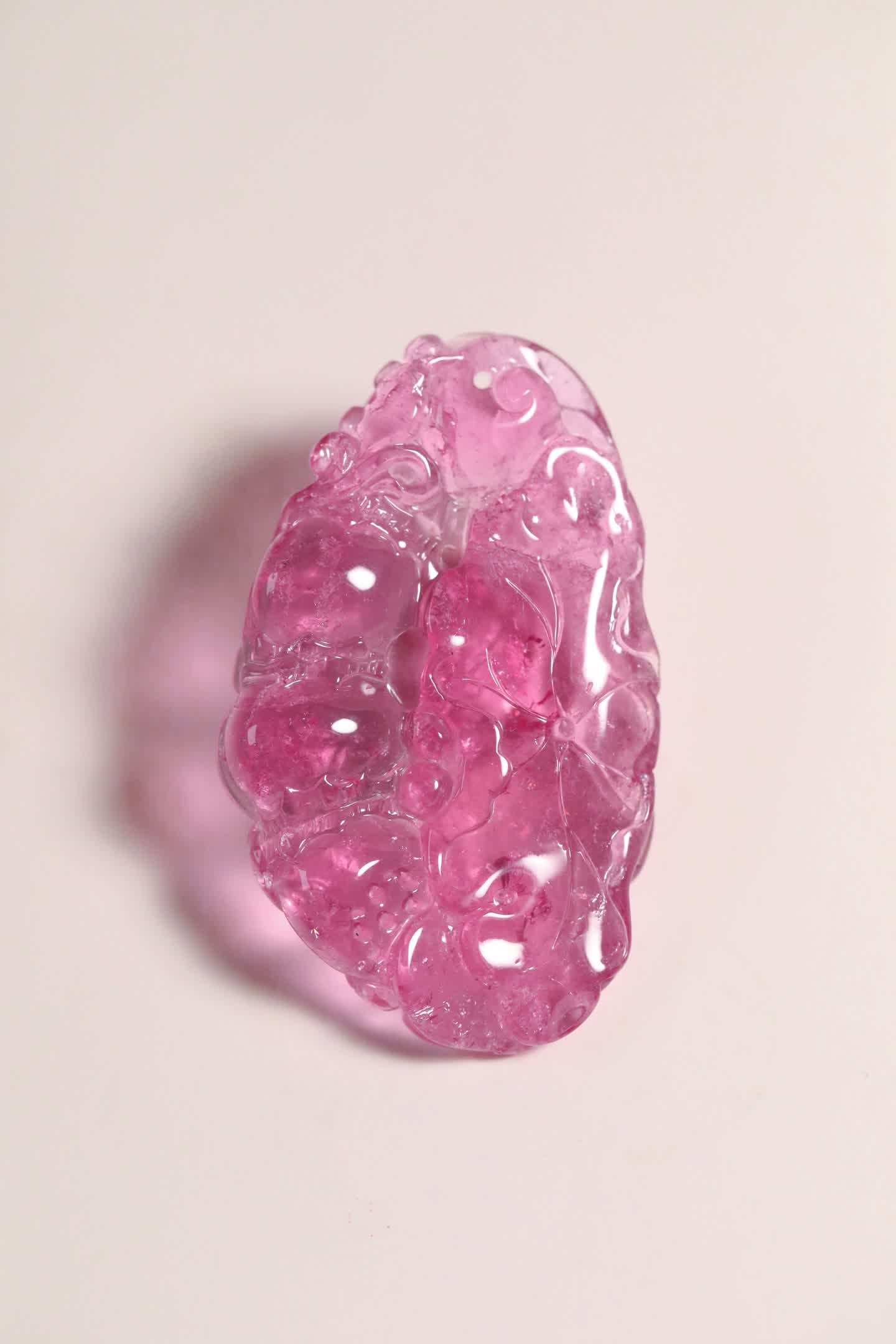 A Qing Dynasty peach-pink tourmaline lotus root and lotus leaf pendant: Qing Dynasty peach-pink tourmaline, lotus root and lotus leaf pendant SIZE: 5x3.05x0.6cm W:15.9g (The Dimensions Of All Batches Are Manually Measured.If You Need More Detailed Information, Please Cont