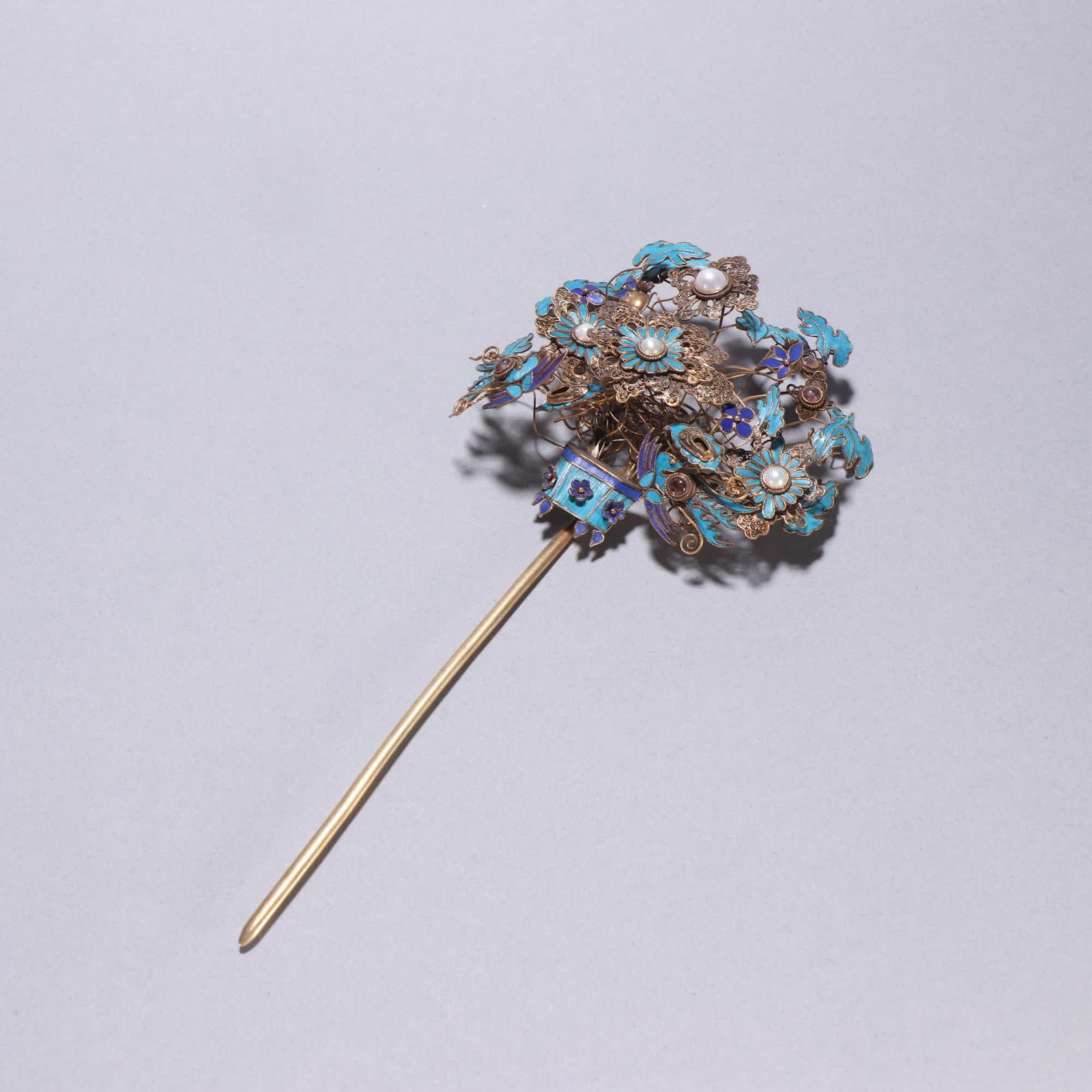 A Qing dynasty silver hairpin with gilt jade dots and pearl patterns: Qing Dynasty silver gilt hairpin with jadeite dots and pearl floral patterns SIZE: L:21cm W:10.2cm W:62.8g (The Dimensions Of All Batches Are Manually Measured.If You Need More Detailed Information, P