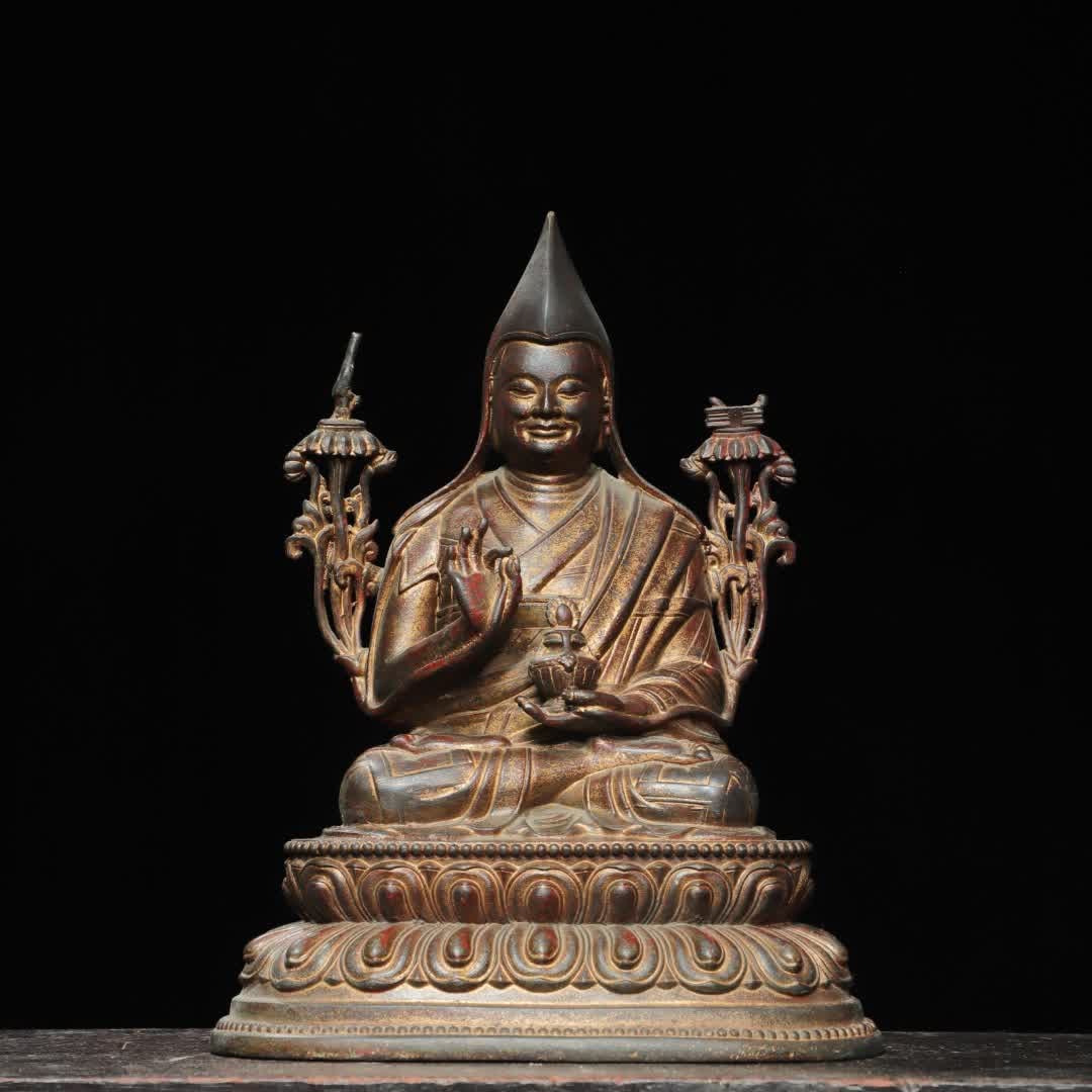 A Qing Dynasty bronze rubbing statue of Tsongkhapa Buddha: A bronze rubbing of the Tsongkhapa Buddha statue from the Qing Dynasty SIZE: H:26cm W:19cm T:14cm W:1.65kg (The Dimensions Of All Batches Are Manually Measured.If You Need More Detailed Information, P