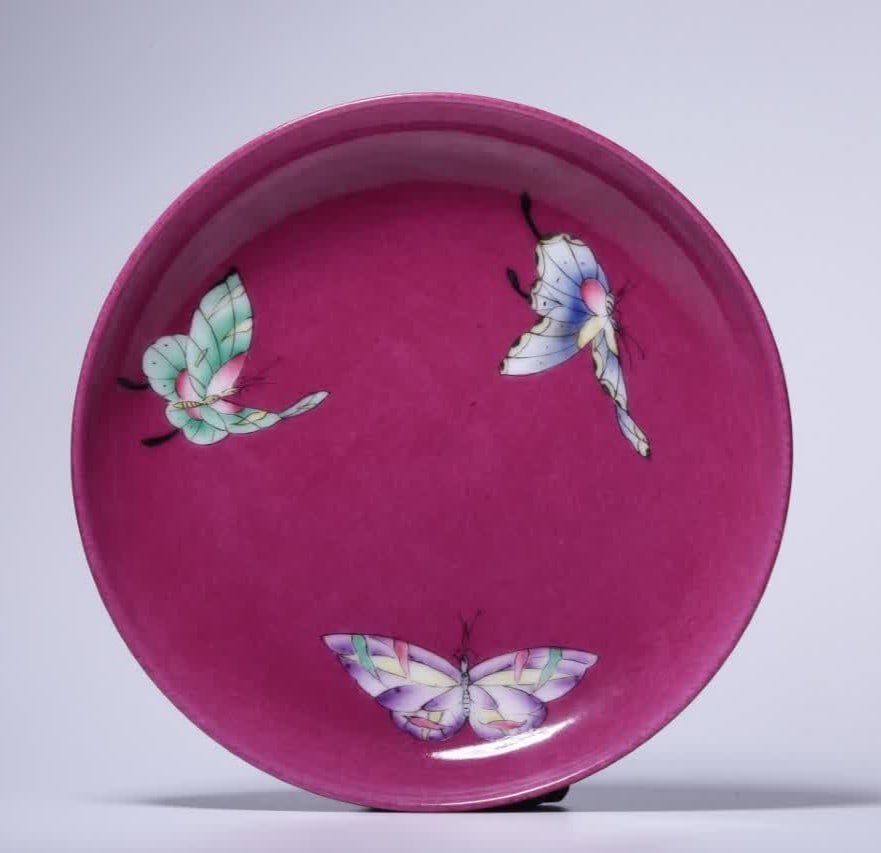 A small plate with a butterfly pattern and rouge red ground made during the Yongzheng period: A small plate with a butterfly pattern on a rouge red ground made during the Yongzheng period SIZE: H: 2.5cm Diameter 13.4cm W: 128g (The Dimensions Of All Batches Are Manually Measured.If You Need Mo