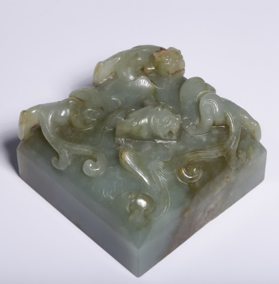 One Ming Hetian jade seal with a chi dragon knob: Ming dynasty Hetian jade seal with dragon knob SIZE: H:4cm L:7.2cm W:507g (The Dimensions Of All Batches Are Manually Measured.If You Need More Detailed Information, Please Contact Our Customer Servic