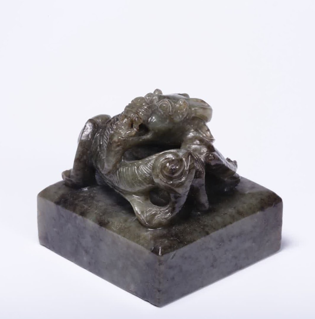 One Ming dynasty Hetian jade belt seal with inlaid dragon knob: Ming dynasty Hetian jade belt seal with inlaid dragon knob SIZE: H:5cm L:5cm W:5cm W:172g (The Dimensions Of All Batches Are Manually Measured.If You Need More Detailed Information, Please Contact Our