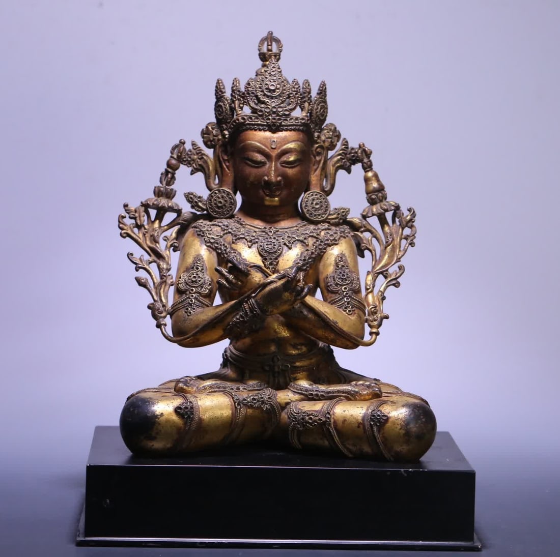 A 17th-century Tibetan Buddhist gilt bronze statue of Tara: 17th-century Tibetan Buddhist gilt bronze statue of Tara SIZE: H:32cm, Bottom 24x15cm, W:5.5kg (The Dimensions Of All Batches Are Manually Measured.If You Need More Detailed Information, Please Contac