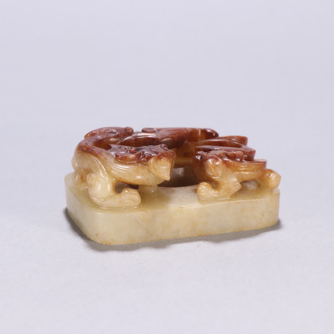 A Qing dynasty Hetian jade bi with dragon patterns and chi dragon patterns (1 of 9)