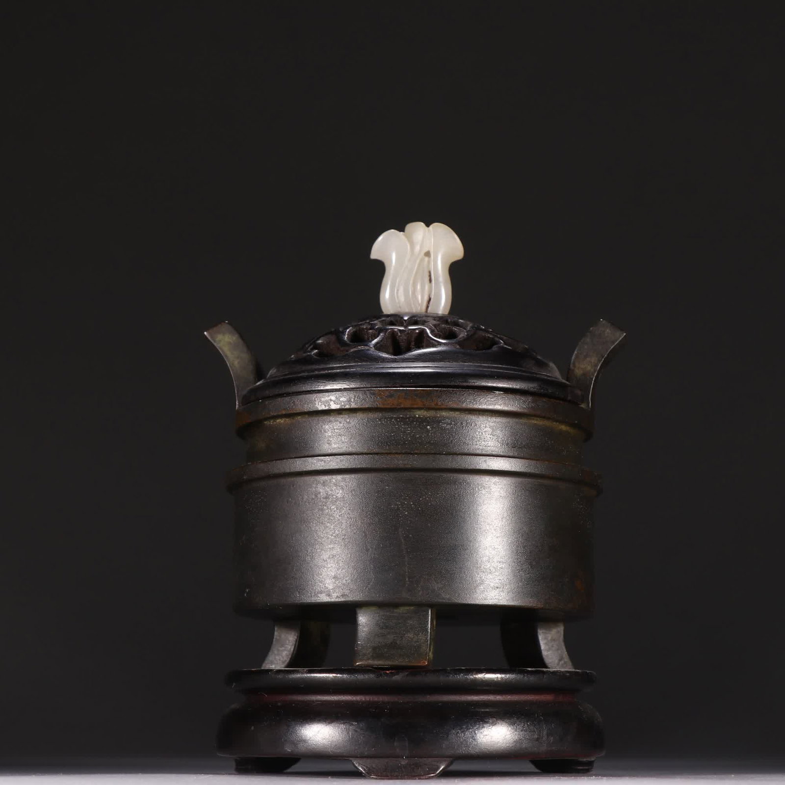 One Ming Dynasty Xuande Bronze Three-Legged Incense Burner: Ming Dynasty Xuande mark bronze three-legged incense burner SIZE: H:13.5cm W:10.6cm W:979.8g (The Dimensions Of All Batches Are Manually Measured.If You Need More Detailed Information, Please Contact 