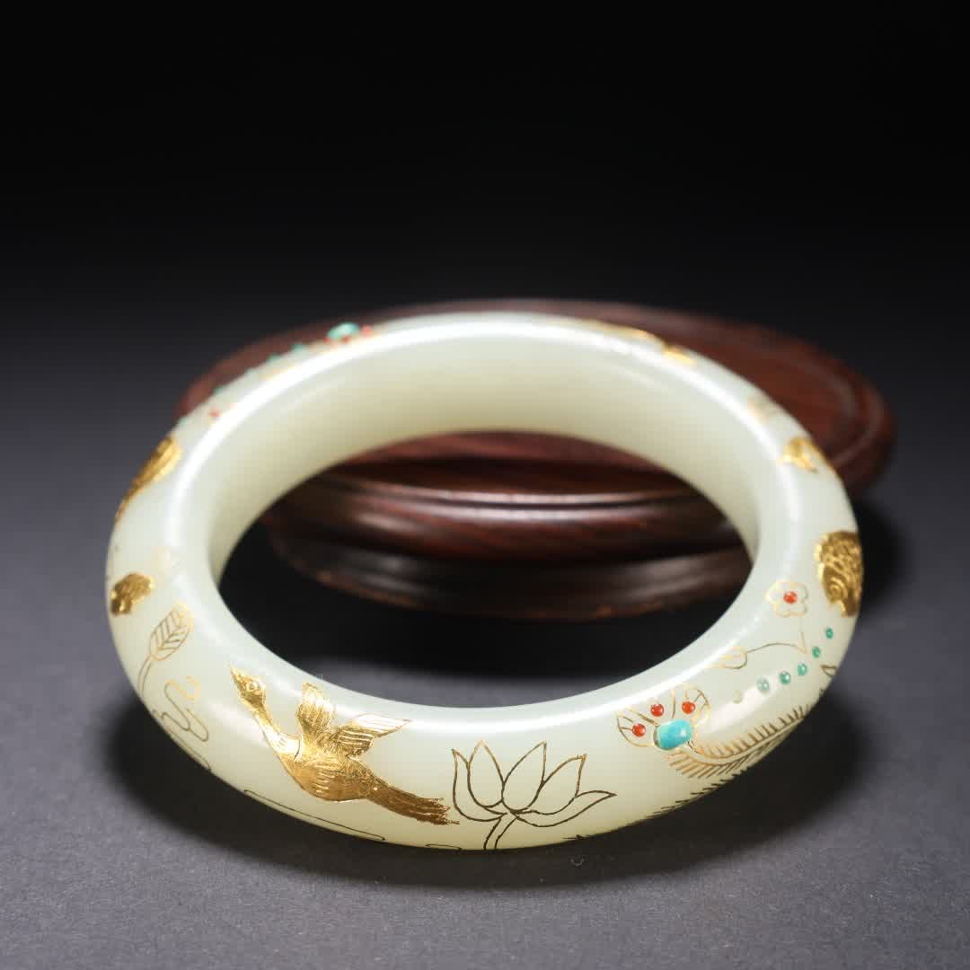 A Qing Dynasty Hetian jade bracelet inlaid with gold turquoise and cranes playing with fish in a (1 of 9)