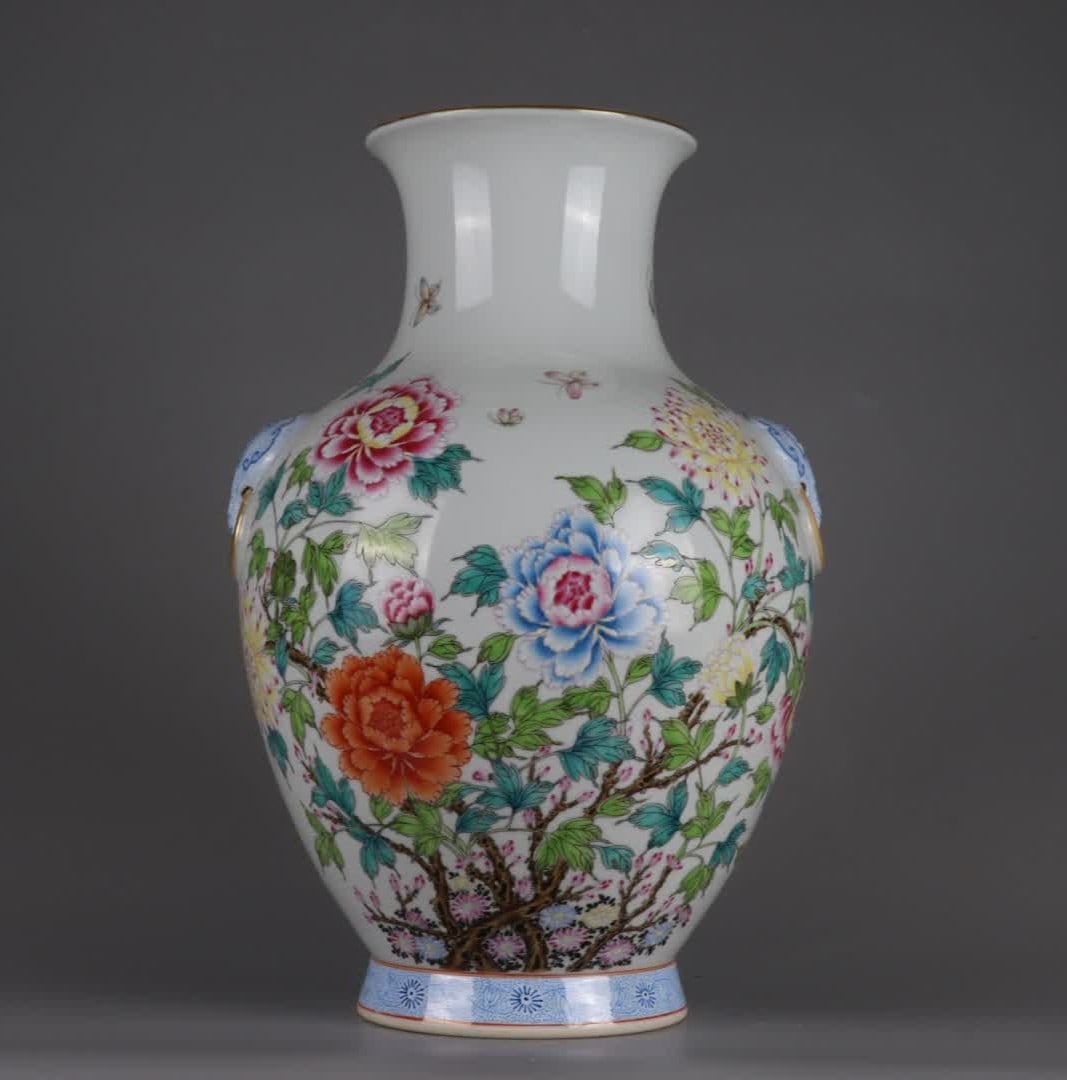 A Qing dynasty Qianlong famille rose vessel with gold floral painting: Qing Dynasty Qianlong period famille rose gold-painted floral wine vessel SIZE: H: 39cm Belly diameter 25.8cm (The Dimensions Of All Batches Are Manually Measured.If You Need More Detailed Information