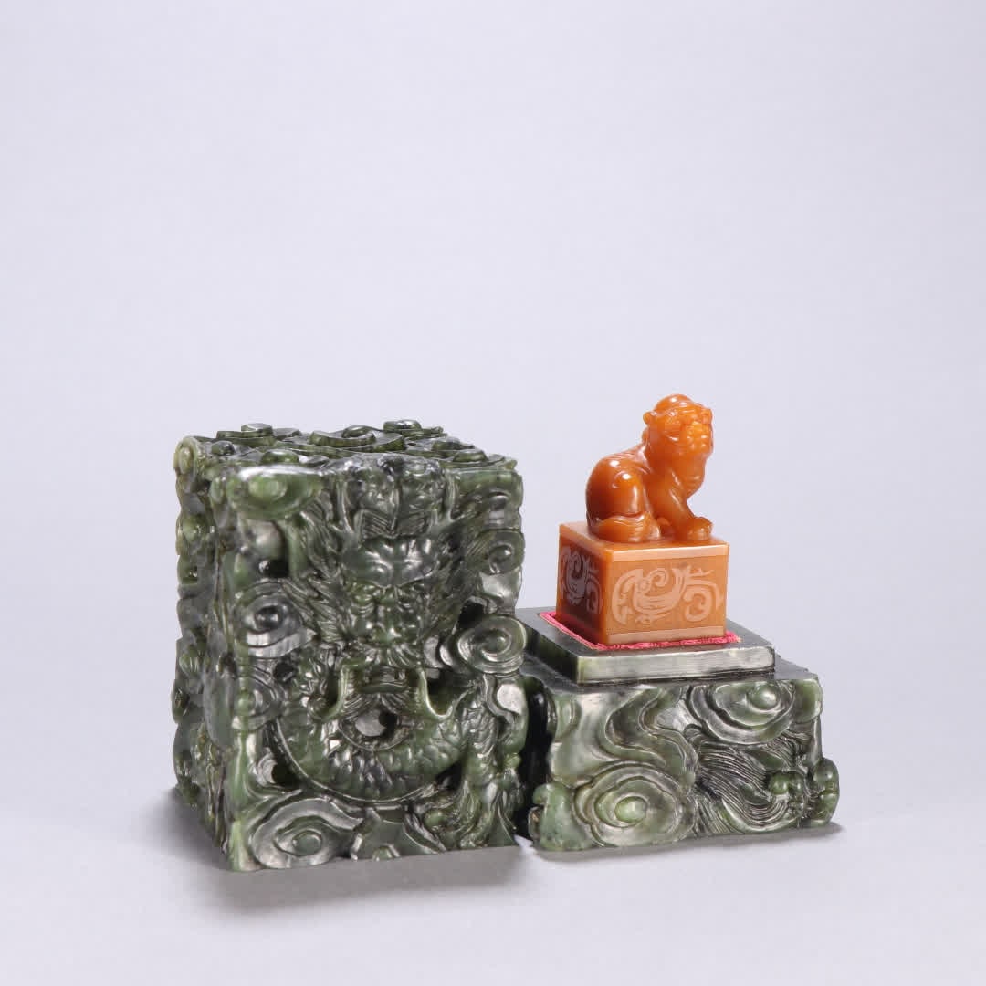 One set of Qing dynasty Tianhuang stone gilded beast-knob seal box with jade cloud and dragon motif: Qing Dynasty Tianhuang stone gilded beast-knob seal box with jade cloud and dragon motif seal set SIZE: H:5.2cm W:2.3cm W:64.5g (The Dimensions Of All Batches Are Manually Measured.If You Need More