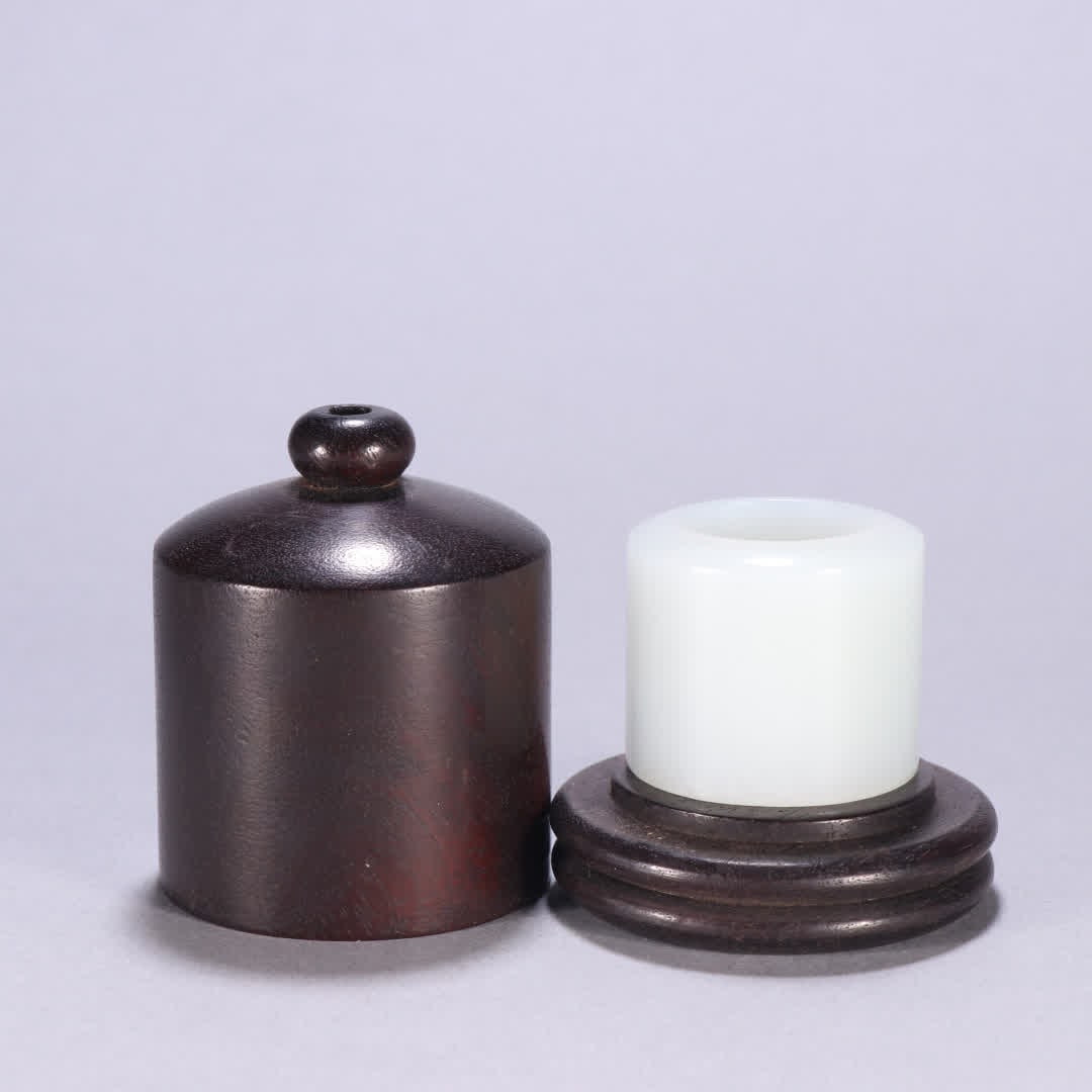 A set of Qing Hetian jade finger ring and belt box: Qing Dynasty Hetian jade finger ring box set SIZE: Inner diameter 2.1cm W: 2.9cm W: 45.2g (The Dimensions Of All Batches Are Manually Measured.If You Need More Detailed Information, Please Contact