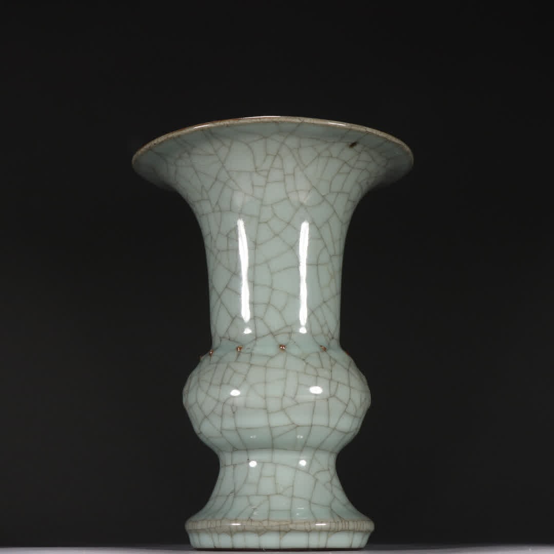 One piece: Song Official Kiln celadon flower goblet: Song official kiln celadon flower goblet SIZE: H:20.7cm W:15.3cm (The Dimensions Of All Batches Are Manually Measured.If You Need More Detailed Information, Please Contact Our Customer Service Before