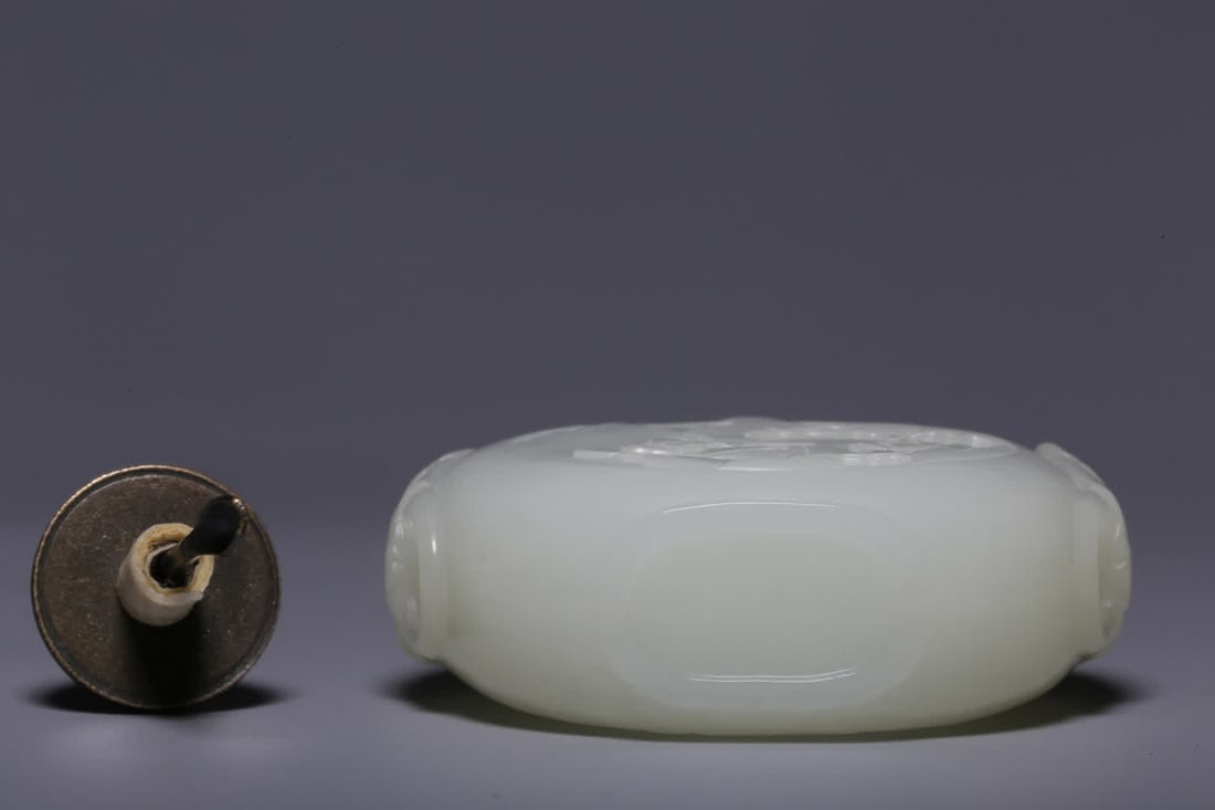 A Qing Dynasty Hetian white jade figure snuff bottle - 10