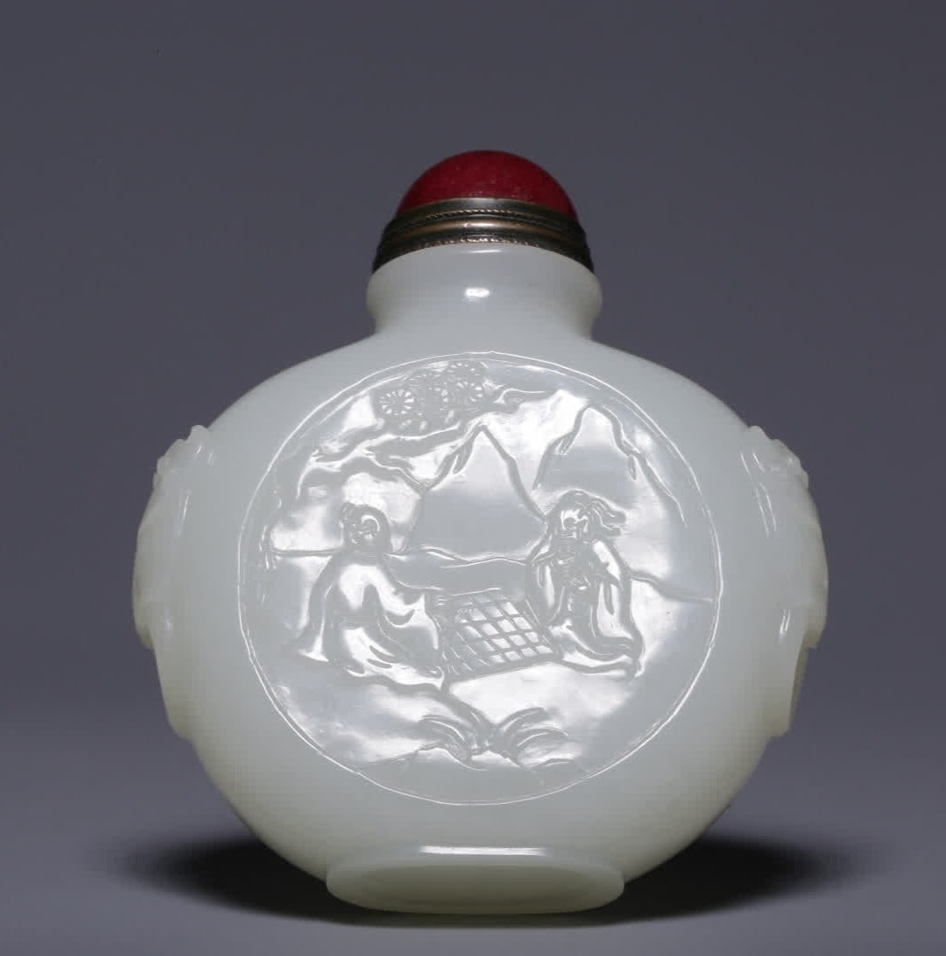 A Qing Dynasty Hetian white jade figure snuff bottle - 2