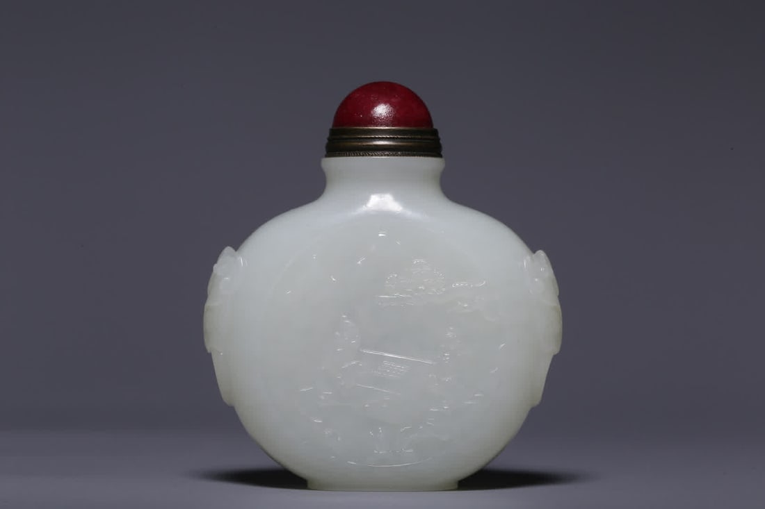 A Qing Dynasty Hetian white jade figure snuff bottle - 4