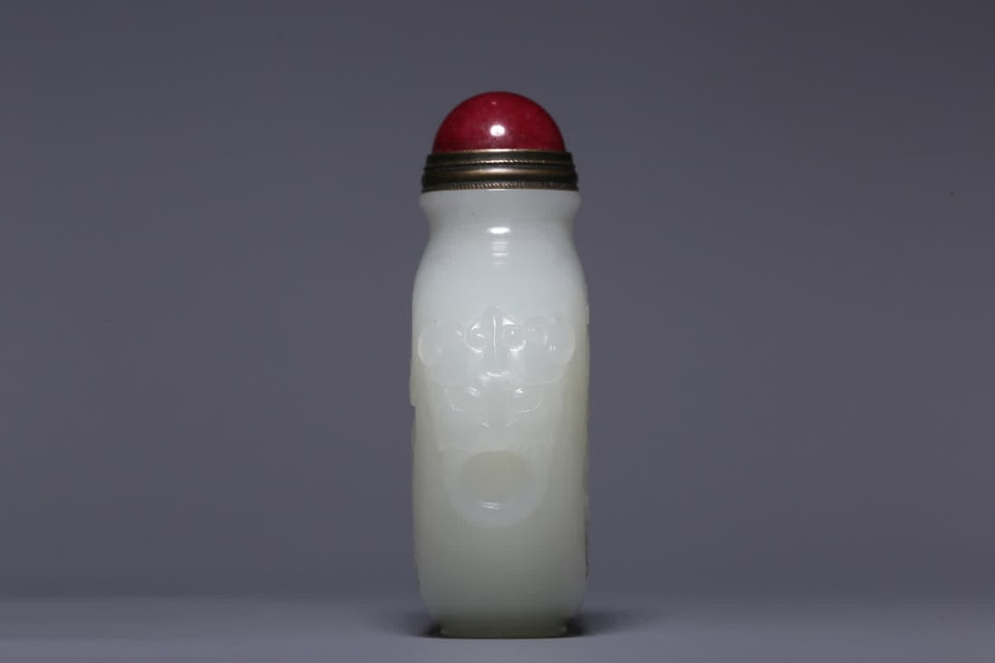 A Qing Dynasty Hetian white jade figure snuff bottle - 7