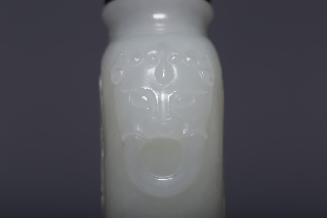 A Qing Dynasty Hetian white jade figure snuff bottle - 8