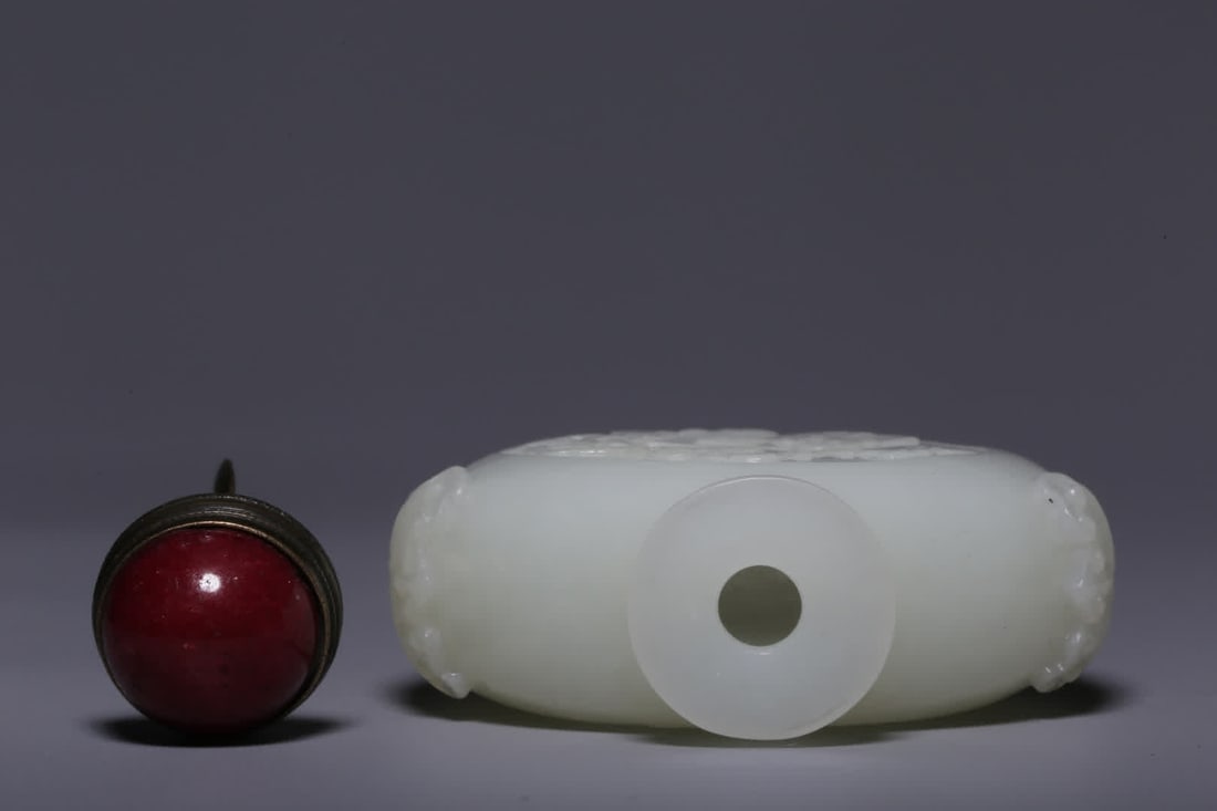 A Qing Dynasty Hetian white jade figure snuff bottle - 9