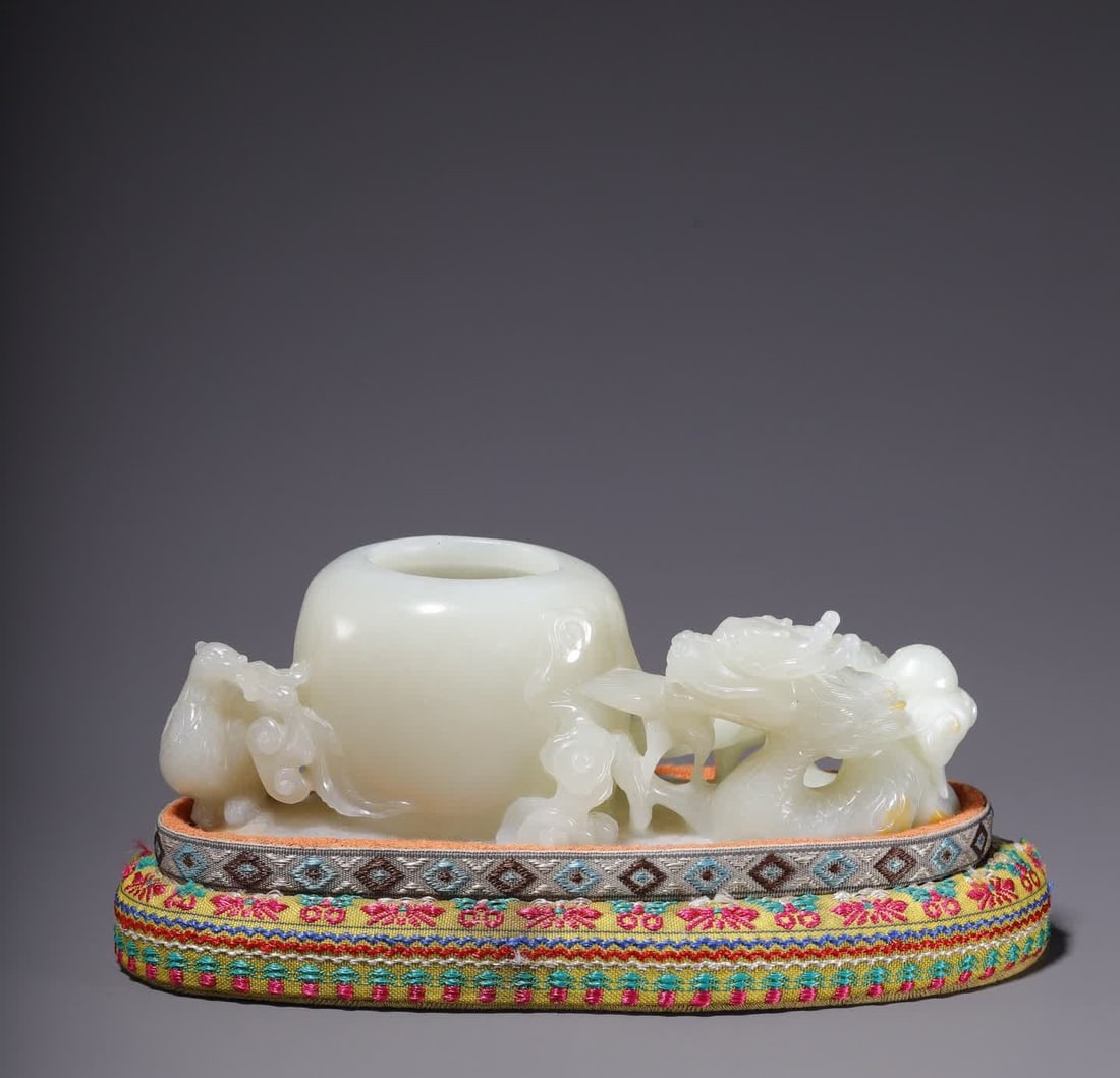 A Qing Dynasty Hetian jade water basin with dragon and phoenix patterns: Qing Dynasty Hetian jade water basin with dragon and phoenix patterns SIZE: 14.8x5.8x5.2cm W:373g (The Dimensions Of All Batches Are Manually Measured.If You Need More Detailed Information, Please