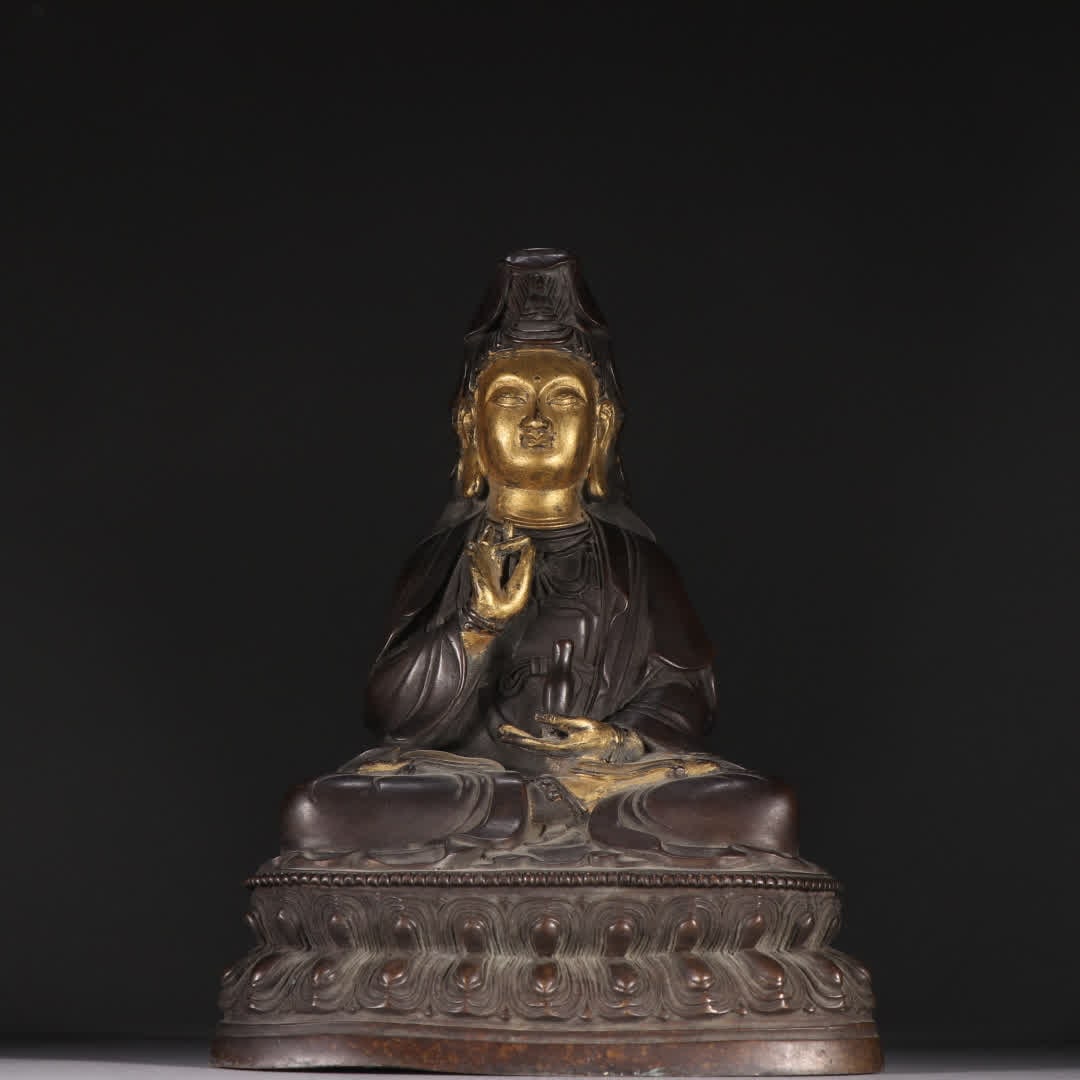 A Qing dynasty gilt bronze statue of Guanyin: Qing Dynasty: Gilt bronze statue of Guanyin SIZE: H:22.5cm W:15.5cm W:2397.4g (The Dimensions Of All Batches Are Manually Measured.If You Need More Detailed Information, Please Contact Our Customer