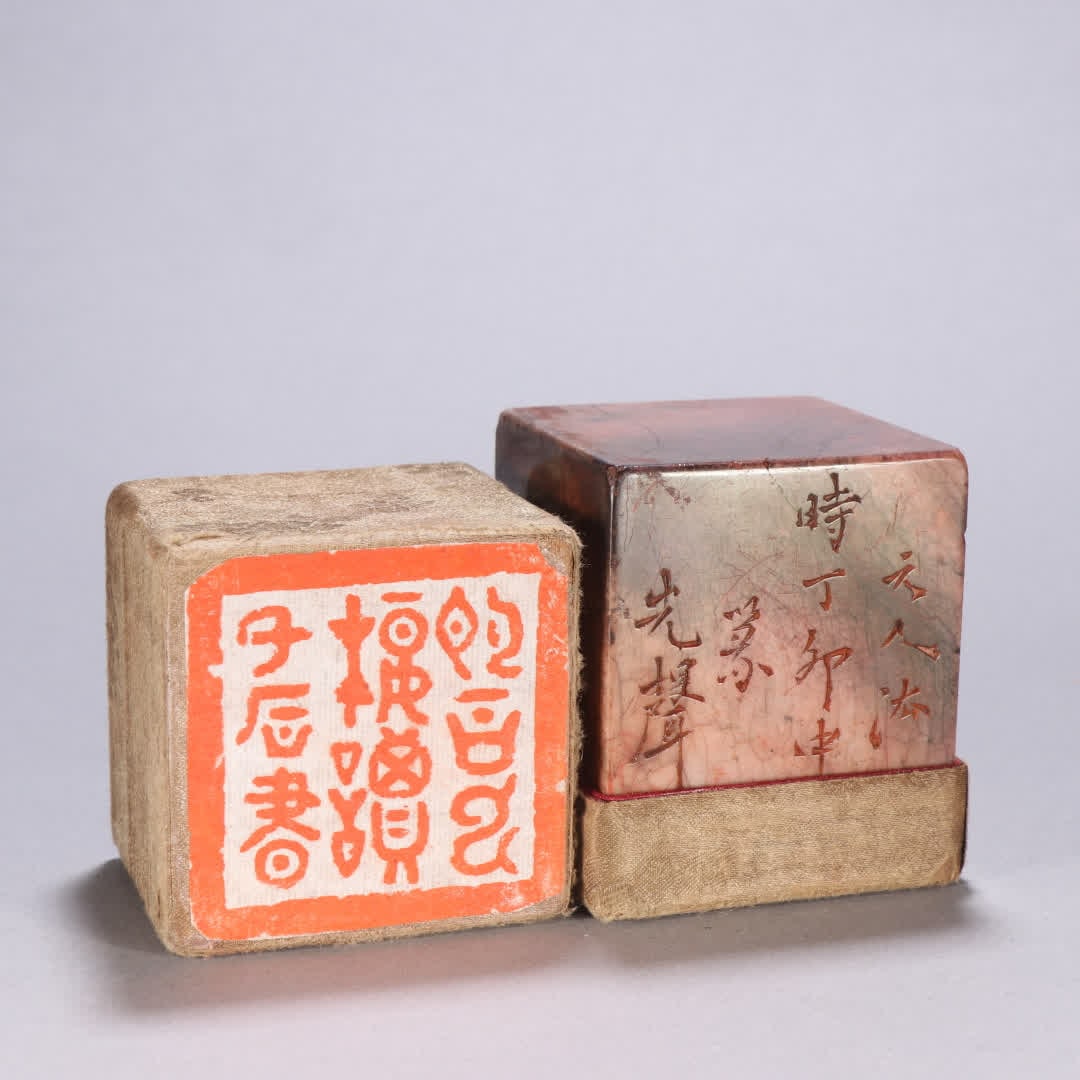 A famous Shoushan stone seal with a signature signature: Famous Craftsman's Seal of Shoushan Stone SIZE: H:7cm W:5.9cm W:680g (The Dimensions Of All Batches Are Manually Measured.If You Need More Detailed Information, Please Contact Our Customer Service