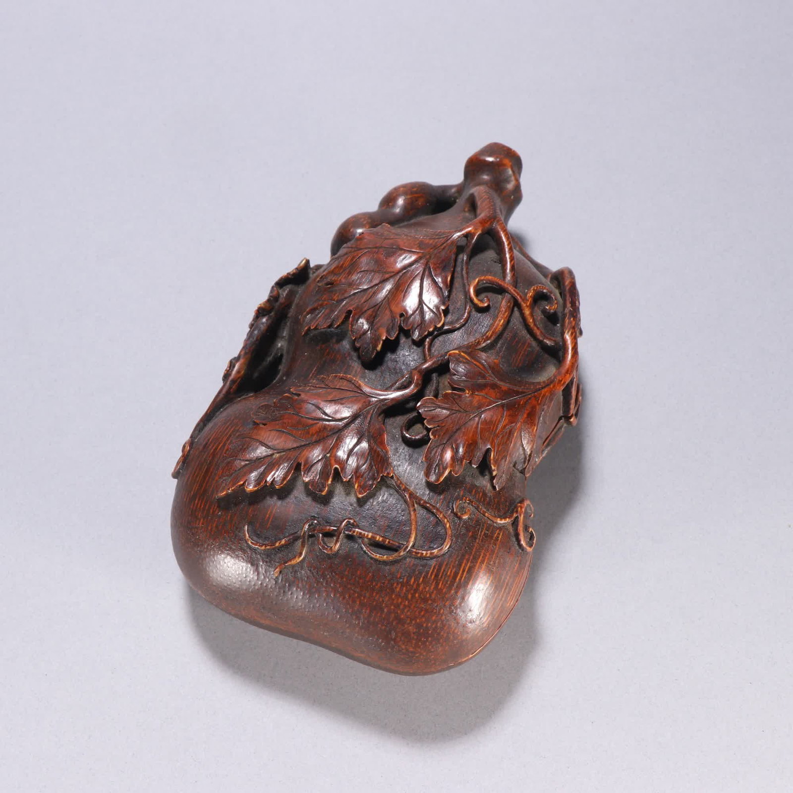 A Qing dynasty bamboo carving "Many Children, Many Blessings" gourd-covered box: Qing Dynasty bamboo carving "Many Children, Many Blessings" gourd-covered box SIZE: W:16.5x10cm W:196.1g (The Dimensions Of All Batches Are Manually Measured.If You Need More Detailed Information,