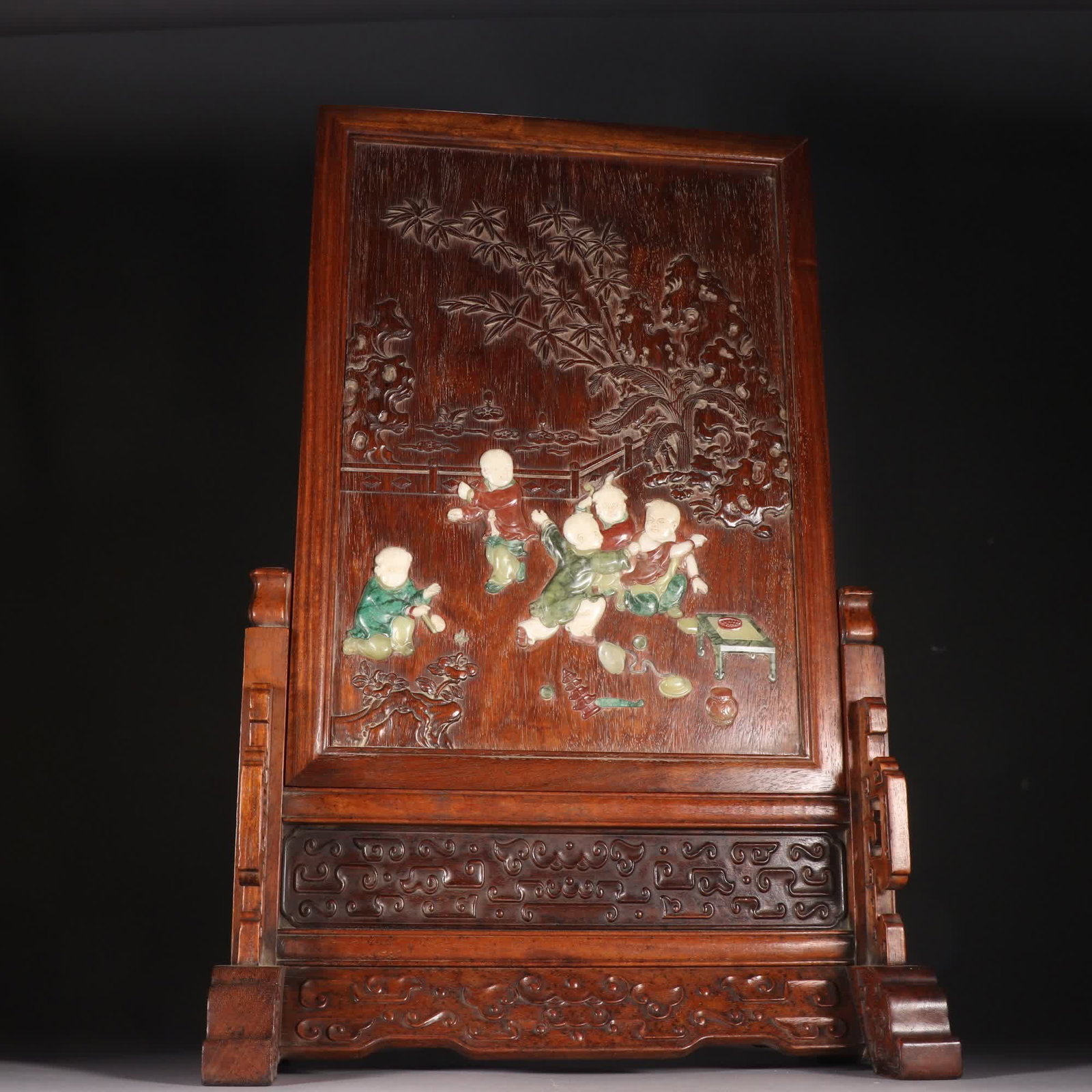 A Qing dynasty huanghuali inlaid with a hundred treasures and a screen insert painting of infants at: Qing Dynasty: Huanghuali inlaid with a hundred treasures, with infants playing interspersed in the screen SIZE: H:51cm W:33cm W:2043.5g (The Dimensions Of All Batches Are Manually Measured.If You