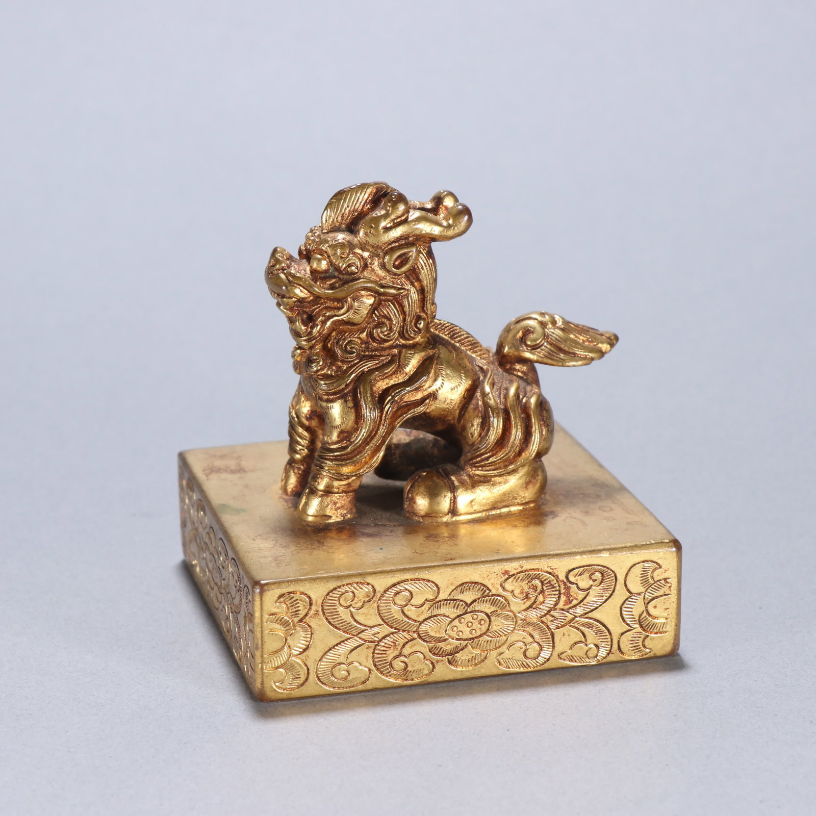 A Qing Dynasty bronze gilt auspicious beast knob seal: Qing Dynasty bronze gilt auspicious beast knob seal SIZE: H:7.6cm W:7.2cm W:1093.6g (The Dimensions Of All Batches Are Manually Measured.If You Need More Detailed Information, Please Contact Our