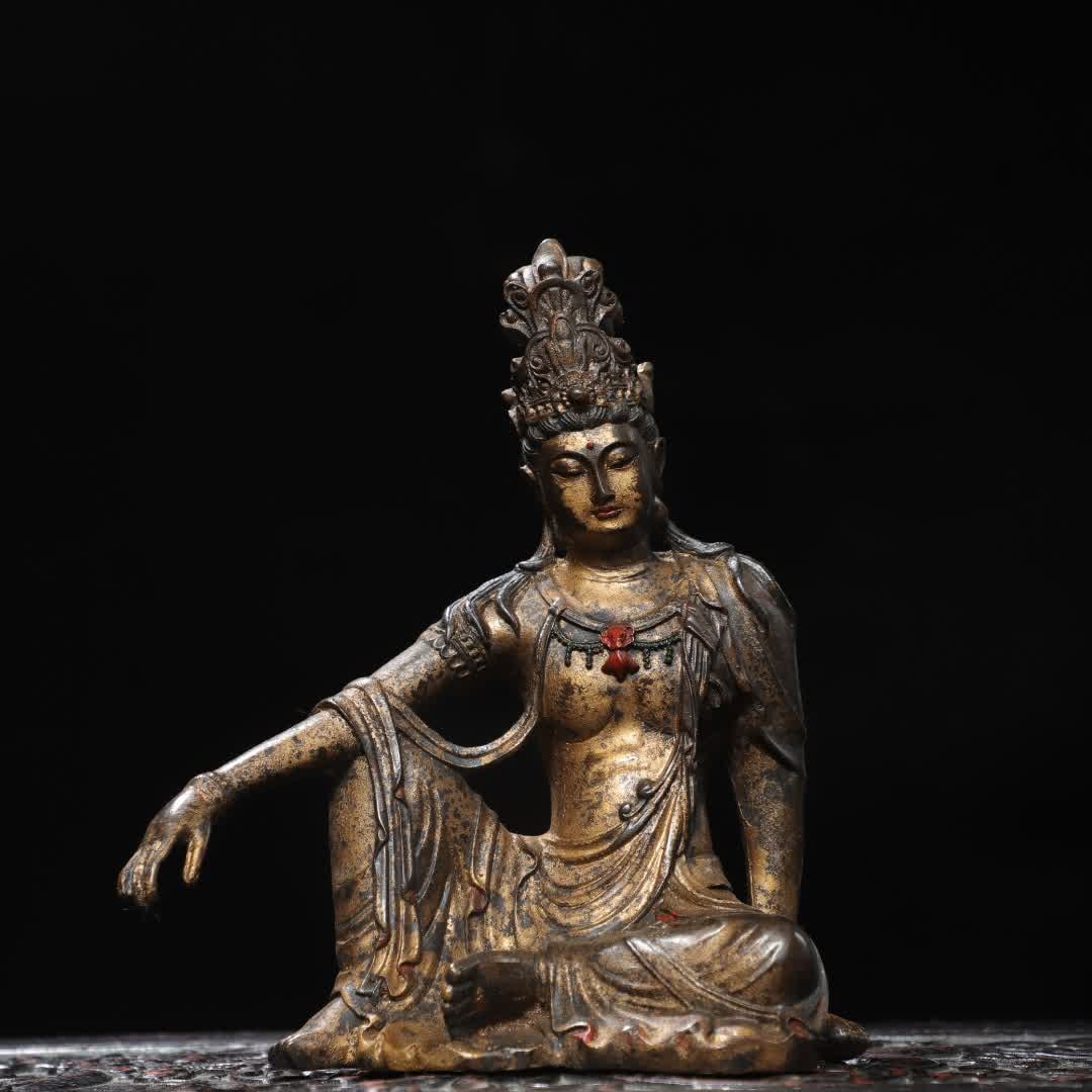 A Qing Dynasty bronze rubbing statue of the Free Guanyin Bodhisattva: A bronze rubbing statue of the Free Guanyin Bodhisattva from the Qing Dynasty SIZE: H:19cm W:15cm T:8cm W:0.95kg (The Dimensions Of All Batches Are Manually Measured.If You Need More Detailed