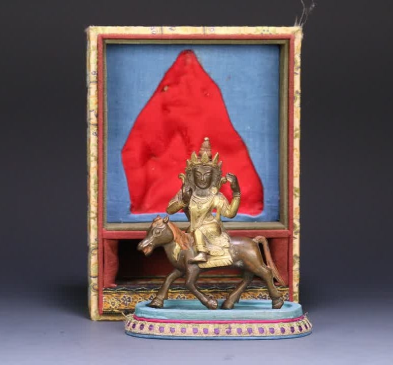 An 18th-century Tibetan Buddhist gilt bronze statue of a horse-riding protector: An 18th-century Tibetan Buddhist gilt bronze statue of a horse-riding guardian SIZE: 12x10.5x4.4cm W:494g (The Dimensions Of All Batches Are Manually Measured.If You Need More Detailed Information,