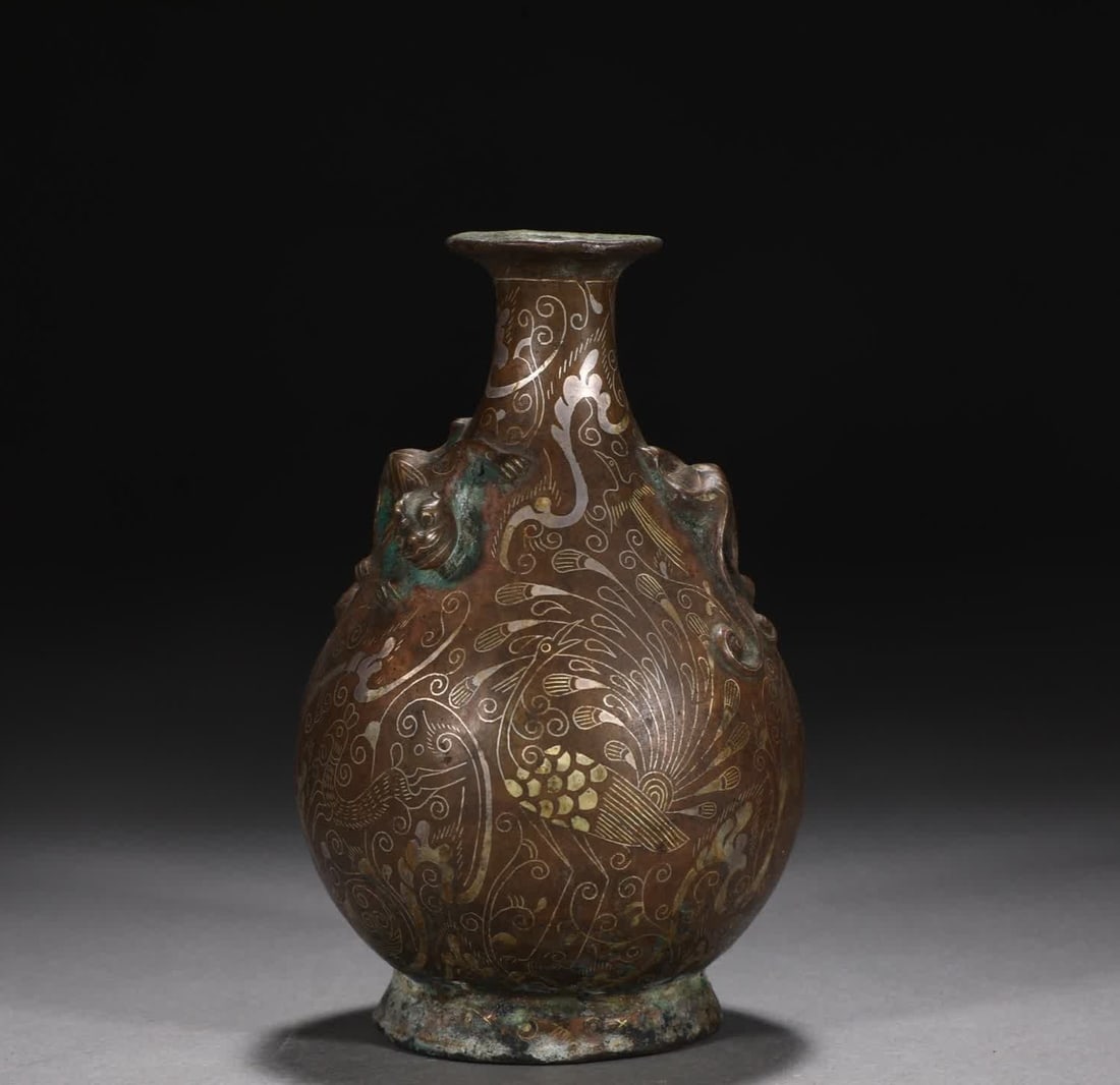 A bronze gold-inlaid dragon-shaped ear vase from the Spring and Autumn and Warring States periods (1 of 9)