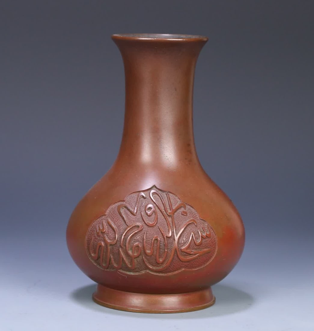 A Qing Dynasty bronze-bodied Arwen vase: Qing Dynasty bronze-bodied Arwen vase SIZE: 14.3x9.7cm W:776g (The Dimensions Of All Batches Are Manually Measured.If You Need More Detailed Information, Please Contact Our Customer Service Before