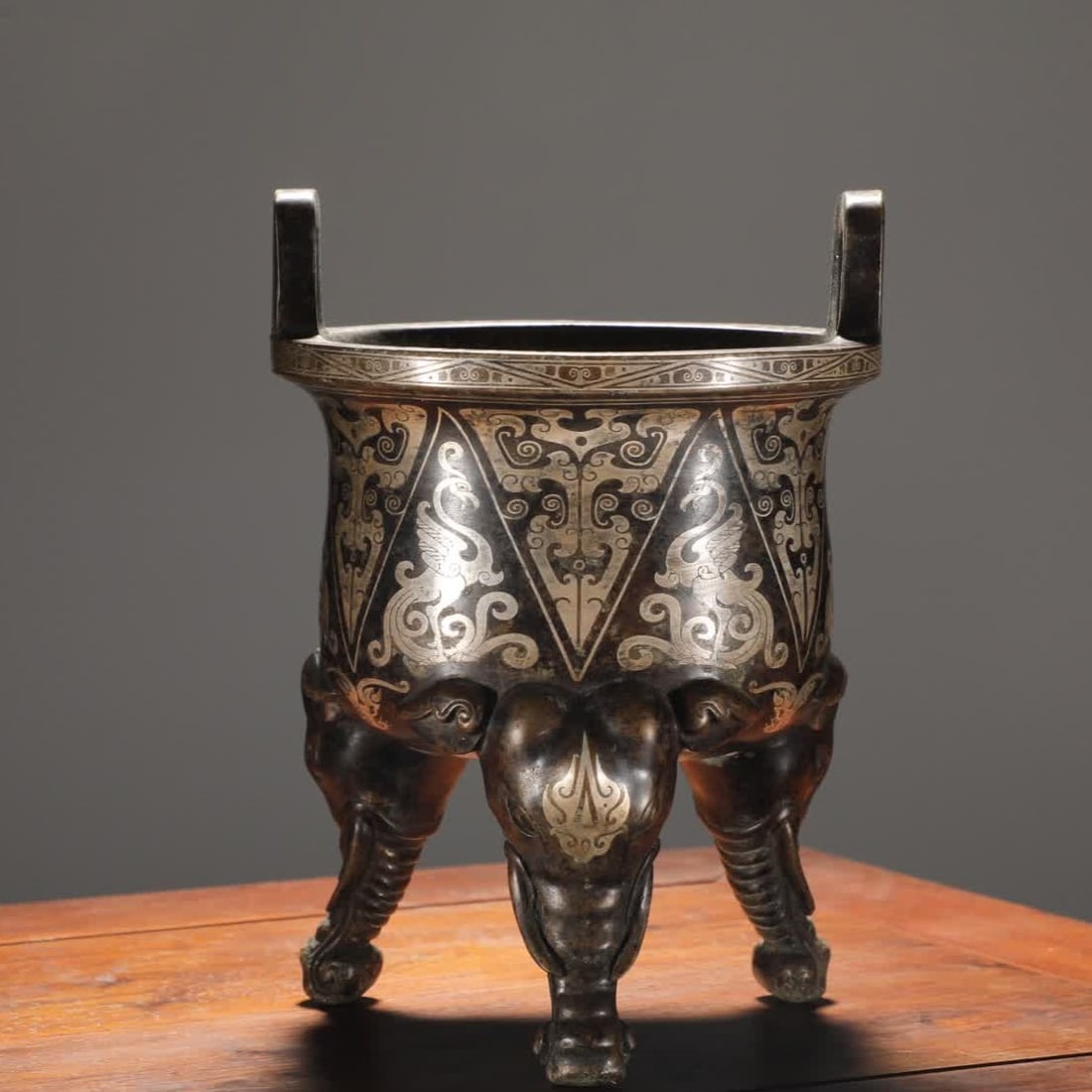A Ming dynasty bronze inlaid silver thread kui phoenix pattern elephant-foot sky-high-ear incense: Ming Dynasty bronze-inlaid inlaid silver thread kui phoenix motifs with elephant feet shooting to the sky SIZE: H:17cm mouthD:12cm W:2100g (The Dimensions Of All Batches Are Manually Measured.If You N