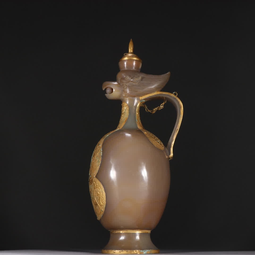 A Liao gold agate-wrapped phoenix-head teapot: Liao Jin Agate-wrapped gold-tipped phoenix-head pot SIZE: H:34.5cm W:10.5cm W:560g (The Dimensions Of All Batches Are Manually Measured.If You Need More Detailed Information, Please Contact Our Custom