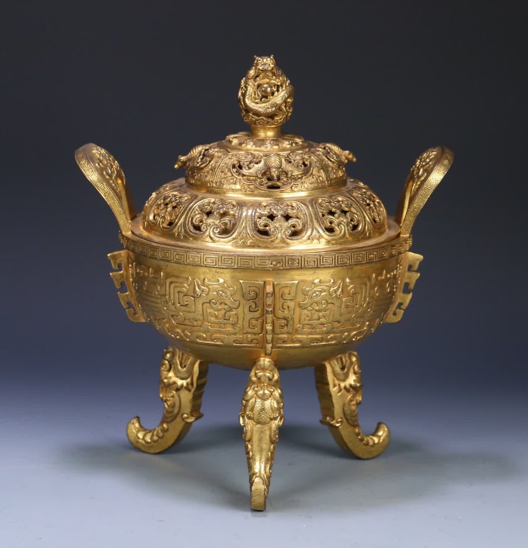 One piece from the Qianlong period of the Qing Dynasty, made in bronze with gilt dragon-patterned: Qing dynasty Qianlong period bronze gilt dragon-patterned knob, three beast feet with sky-high ears incense burner SIZE: 17.3x12.5x8.4cm W:1787.5g (The Dimensions Of All Batches Are Manually Measured.