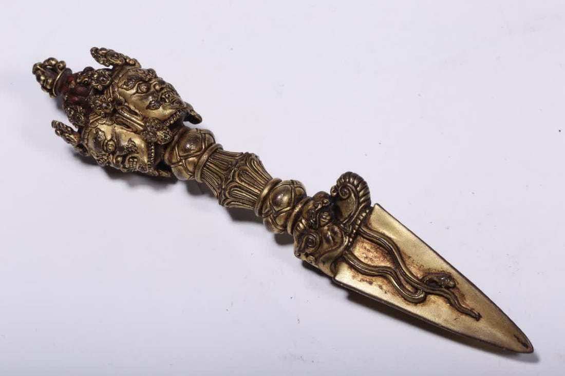A Qing Dynasty gilt bronze vajra vajra of the Great Black Heaven: Qing Dynasty gilt bronze Vajra vajra of the Great Black Heaven SIZE: H:16.5cm L:3cm W:2.8cm W:263g (The Dimensions Of All Batches Are Manually Measured.If You Need More Detailed Information, Please Co