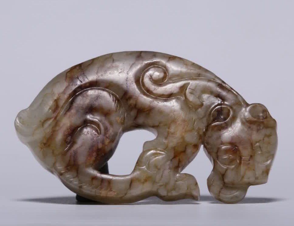 A Qing Dynasty Hetian jade seed jade with skin and infiltration jade tiger: Qing Dynasty Hetian jade seed jade with skin and infiltration jade tiger SIZE: L:4.6cm W:2.7cm W:15.6g (The Dimensions Of All Batches Are Manually Measured.If You Need More Detailed Information, Pleas
