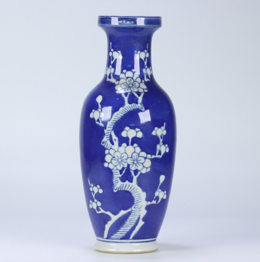 A Qing Dynasty blue-and-white vase with ice plum blossom patterns: Qing Dynasty blue-and-white vase with ice plum blossom patterns SIZE: 25.9x10.6cm W:595g (The Dimensions Of All Batches Are Manually Measured.If You Need More Detailed Information, Please Contact Our 