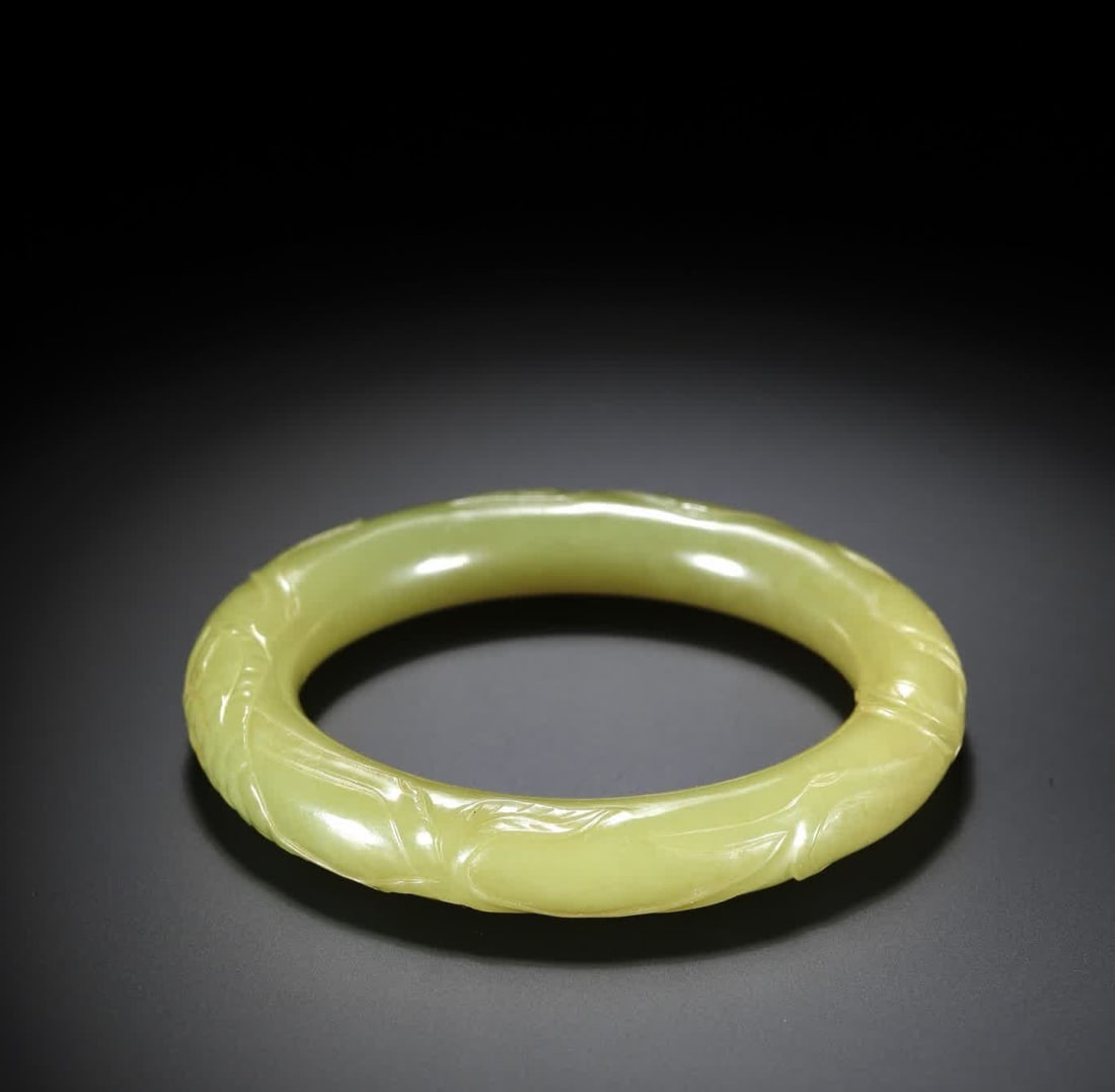 A Qing Dynasty Hetian yellow jade bracelet inscribed with 'Fortune, Prosperity, and Longevity': Qing Dynasty Hetian yellow jade 'Fulushou Three Bands' SIZE: Inner diameter 5.8cm, strip thickness 1.2cm, W: 67.8g (The Dimensions Of All Batches Are Manually Measured.If You Need More Detailed Inform