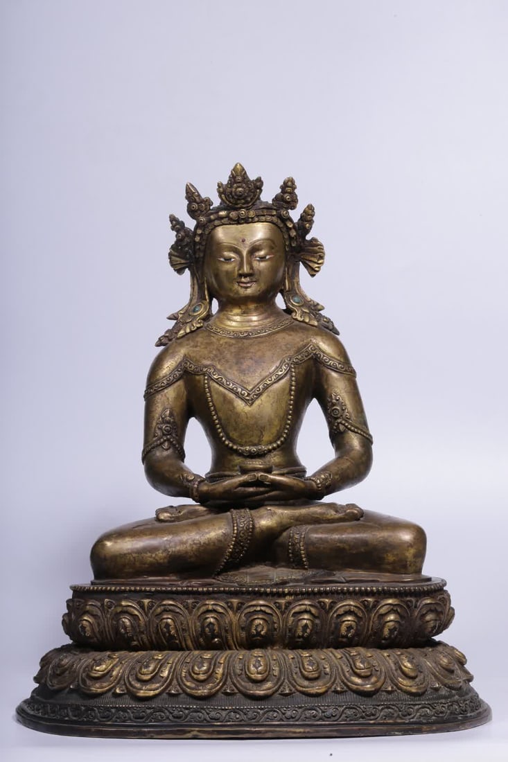 A Qing dynasty alloy bronze seated statue of Amitabha Buddha: Seated bronze statue of Amitabha Buddha from the Qing Dynasty SIZE: H:34cm L:29cm W:23cm W:6.25kg (The Dimensions Of All Batches Are Manually Measured.If You Need More Detailed Information, Please Con