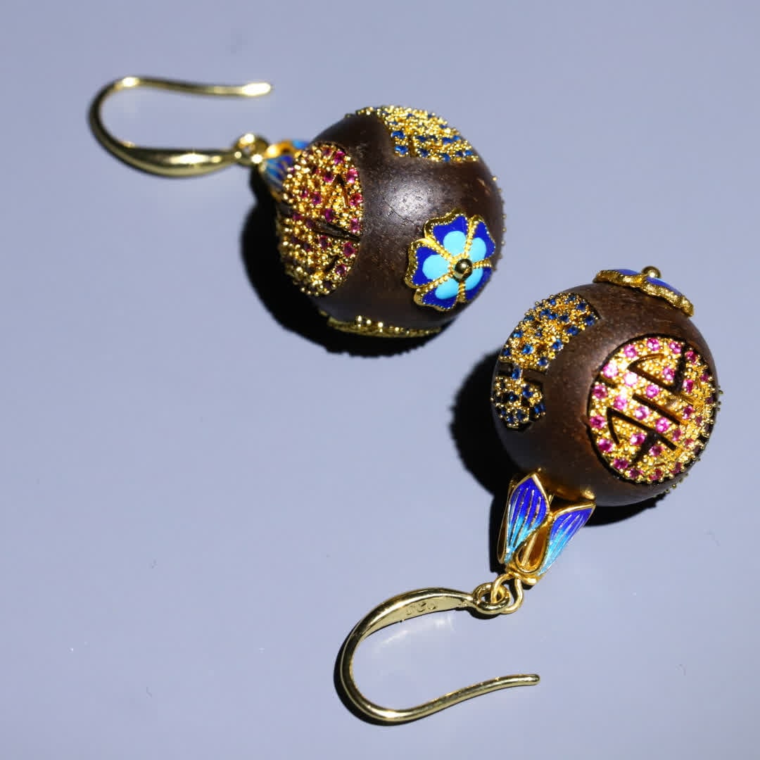 A pair of Qing Dynasty agarwood inlaid silver gilt round longevity pattern earrings: A pair of Qing Dynasty fine agarwood earrings inlaid with silver gilt round longevity patterns SIZE: L: 4cm, Agarwood bead diameter: 2cm, W: 12.5g (The Dimensions Of All Batches Are Manually Measured.
