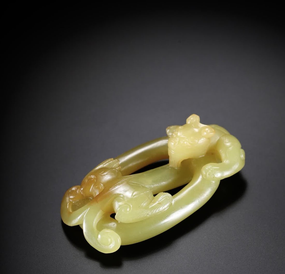 A Qing Dynasty Hetian yellow jade dragon-patterned jade ornament (1 of 10)