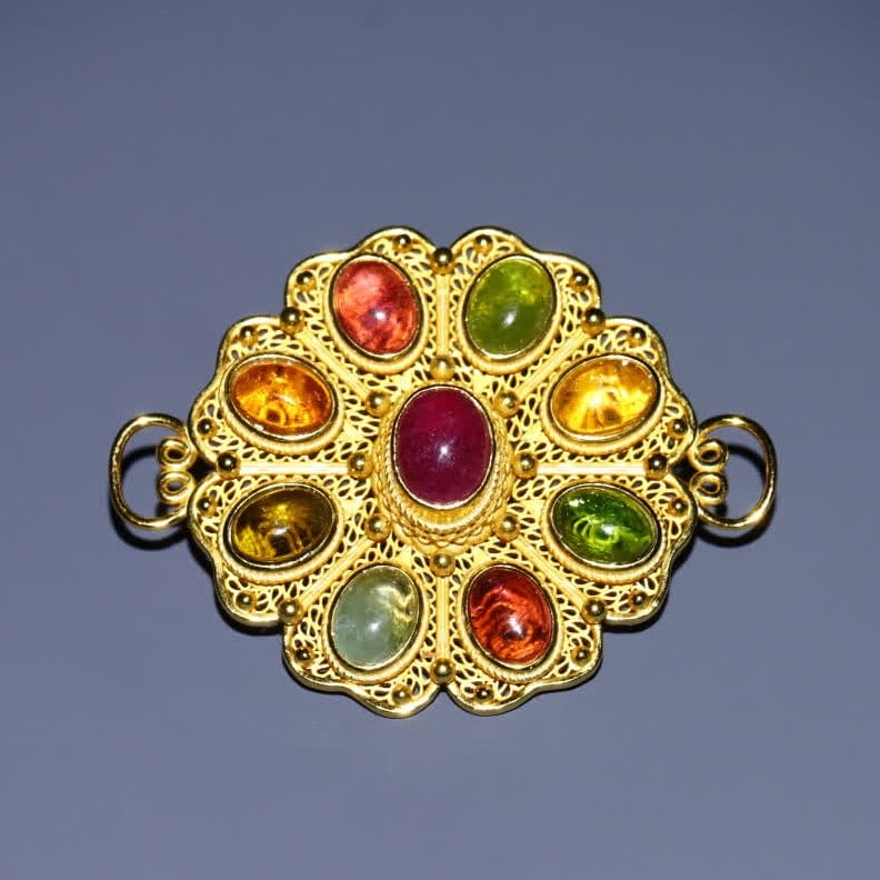 One piece: A premium Qing Dynasty silver gilt filigree with tourmaline inlaid with cloud-patterned: A premium Qing Dynasty silver gilt floral filigree inlaid with tourmaline on the back of the cloud SIZE: 5.2x4x1cm W:16.5g (The Dimensions Of All Batches Are Manually Measured.If You Need More Detaile