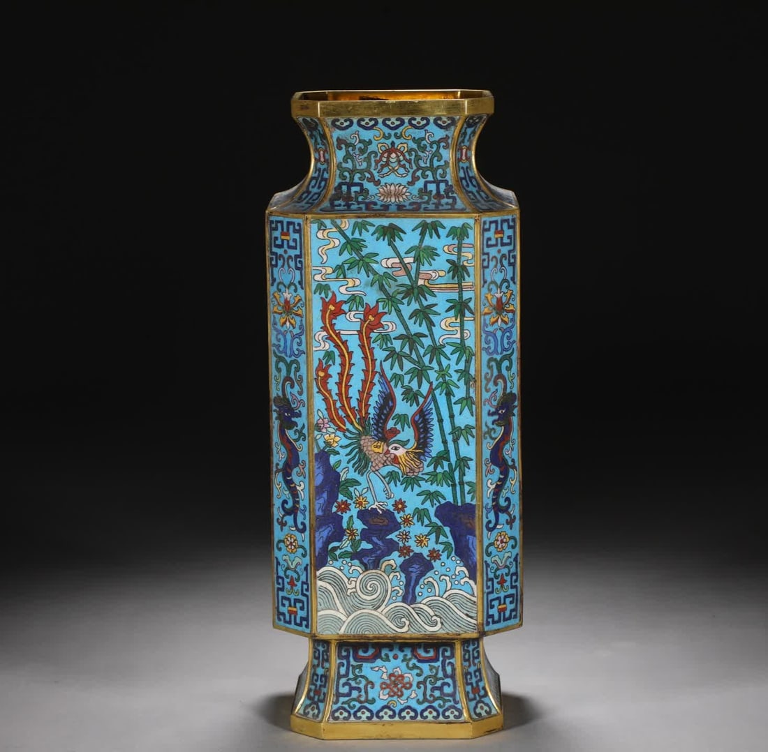 One pair of Qing Dynasty copper-bodied cloisonne cloisonne enamel Phoenix Chaoyang Bafang Vase: Qing Dynasty copper-bodied cloisonne cloisonne enamel cinnabar phoenix facing the sun eight-sided vase pair SIZE: H:39.5cm W:15cm Single W: approx. 4.25kg (The Dimensions Of All Batches Are Manually M