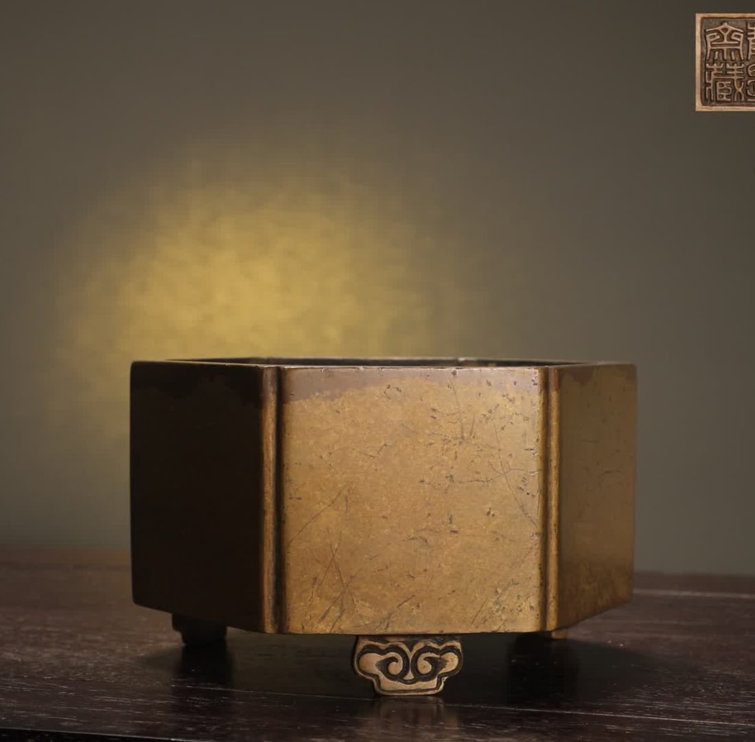 One Ming Dynasty bronze-bodied hexagonal burner: Ming Dynasty bronze-bodied hexagonal burner SIZE: H:7.5cm mouthD:10.5cm W:1600g (The Dimensions Of All Batches Are Manually Measured.If You Need More Detailed Information, Please Contact Our Customer 