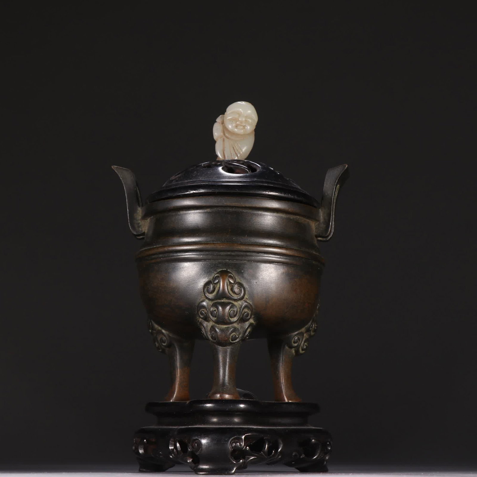 One piece: Jijintang bronze three-legged incense burner: Jijin Hall bronze three-legged incense burner SIZE: H:16.4cm W:10.2cm W:862.1g (The Dimensions Of All Batches Are Manually Measured.If You Need More Detailed Information, Please Contact Our Customer S