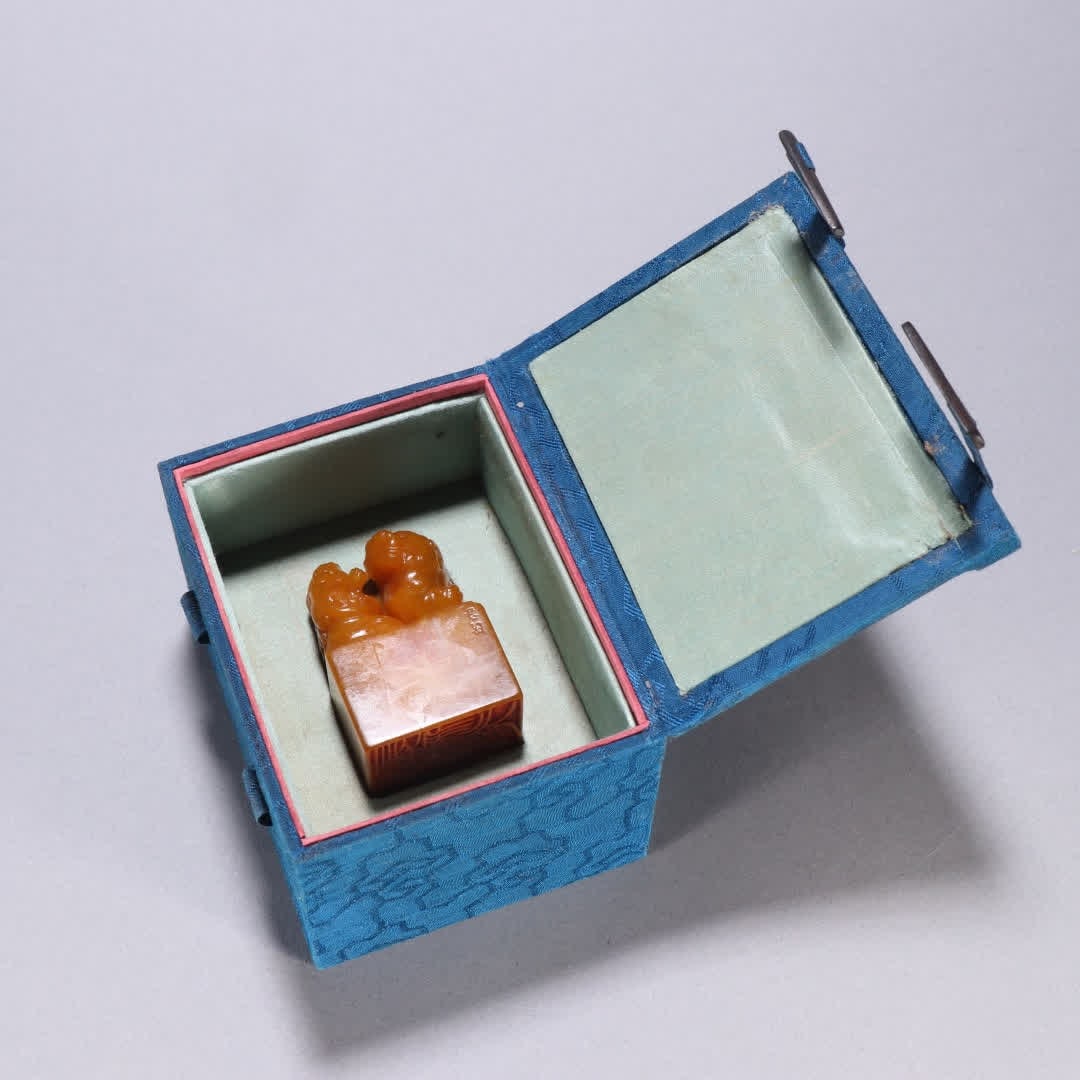 One is a Qian Jun seal with a seal with a Taishi Taishi and Shaolishi knob seal: Mr. Qian inscribed a seal with a Tianhuang stone Taishi and Shaolishi knob SIZE: H:5.4cm W:3.4cm W:125.1g (The Dimensions Of All Batches Are Manually Measured.If You Need More Detailed Information, Pl