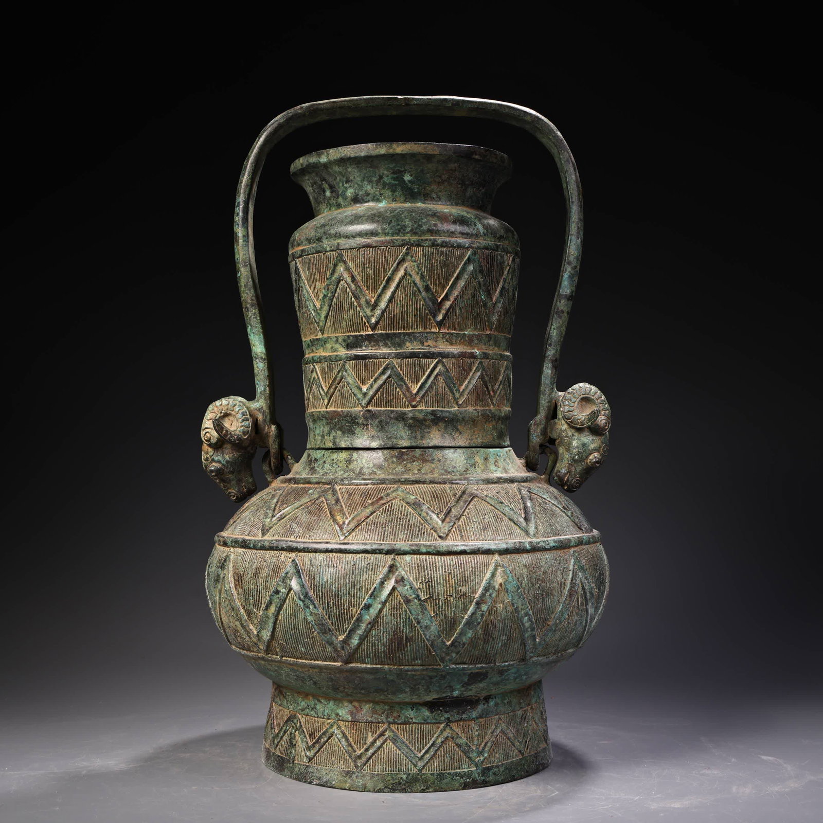A Western Zhou bronze vessel with a handle and a round pot vase (1 of 12)