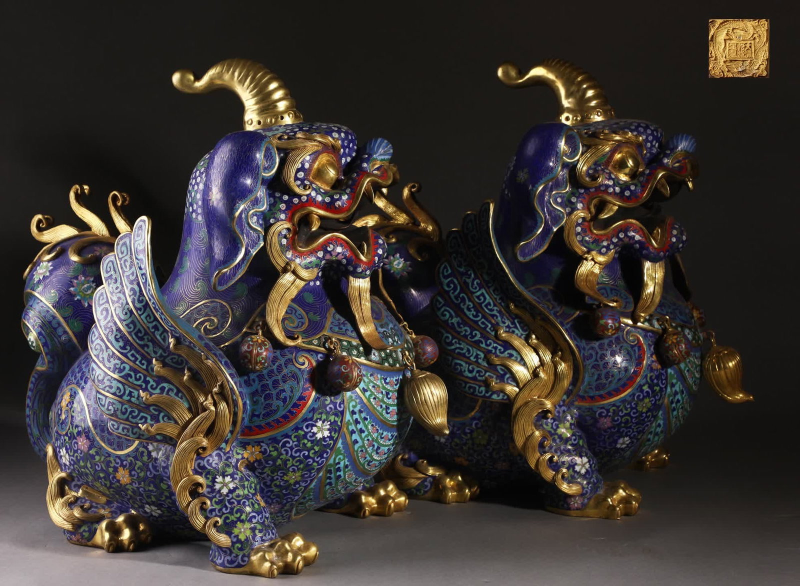 A pair of Qing Dynasty copper-bodied cloisonne cloisonne enamel Pixiu ornaments: A pair of Qing Dynasty copper-bodied cloisonne cloisonne enamel Pixiu ornaments SIZE: H:50cm L:48cm W:38cm Single W: approx. 35kg (The Dimensions Of All Batches Are Manually Measured.If You Need More 